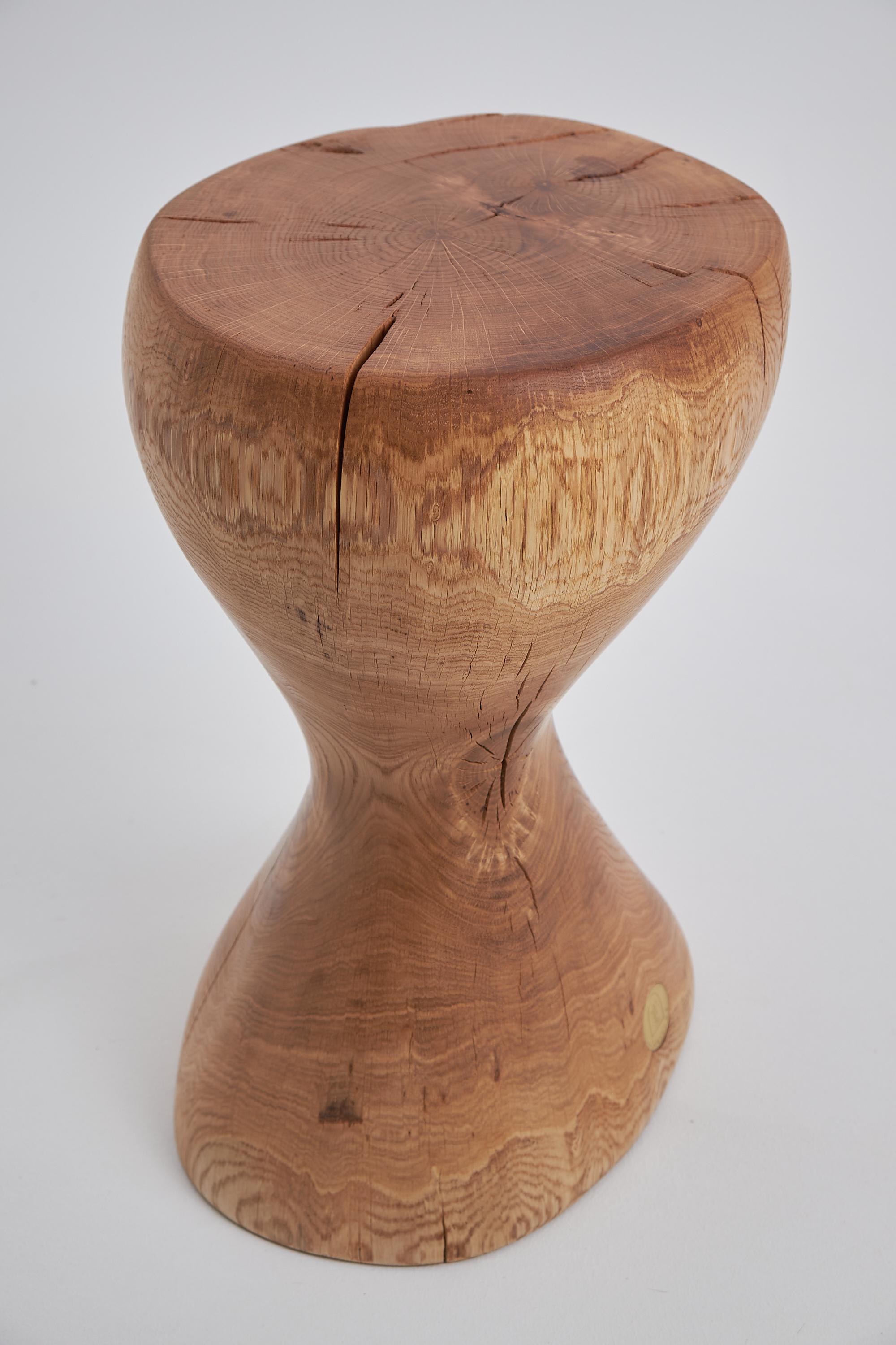 Logniture, Table d'appoint sculpturale en bois massif d'Oak, Design contemporain original en vente 1