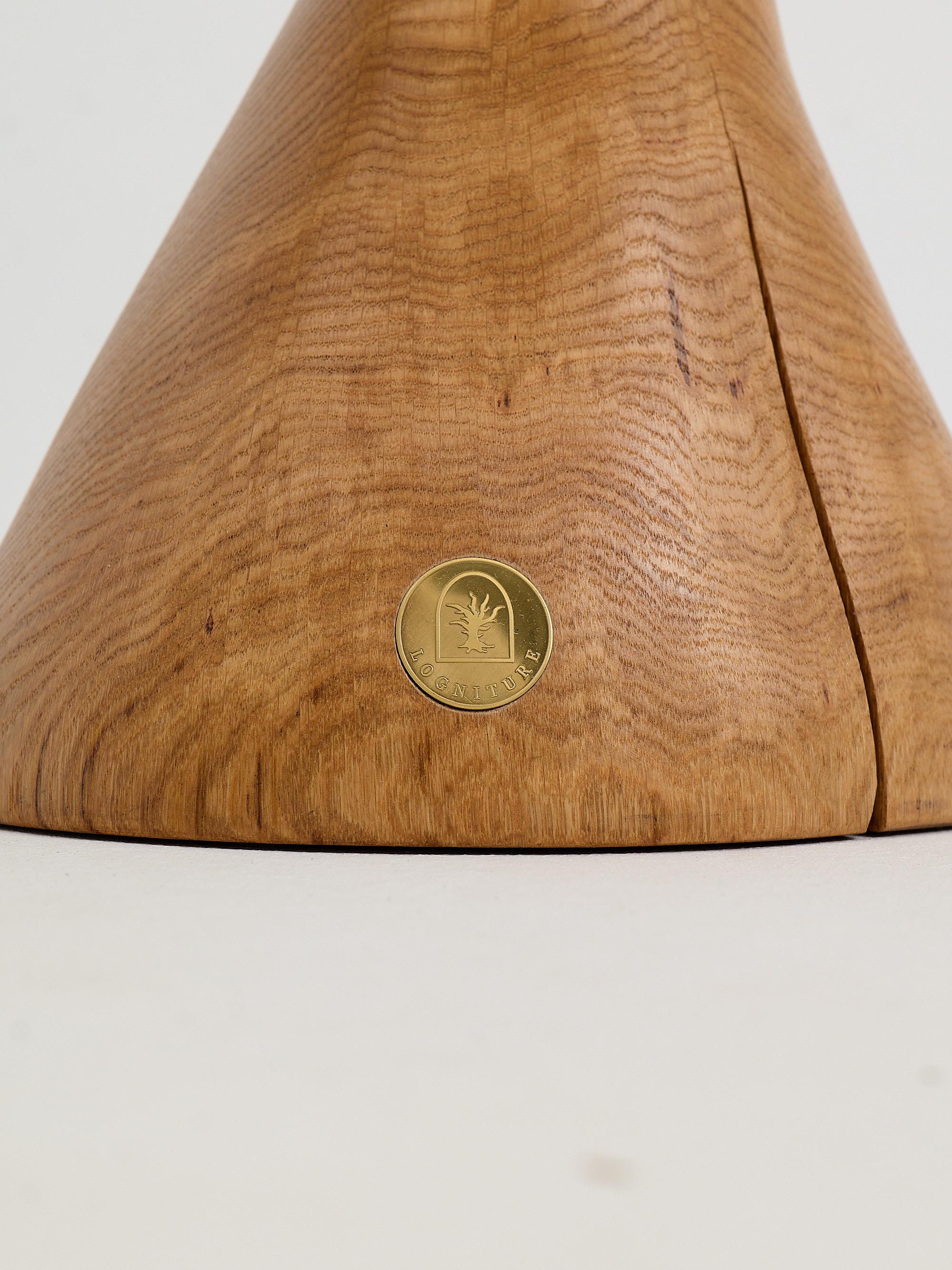 Logniture, Table d'appoint sculpturale en bois massif d'Oak, Design contemporain original en vente 1