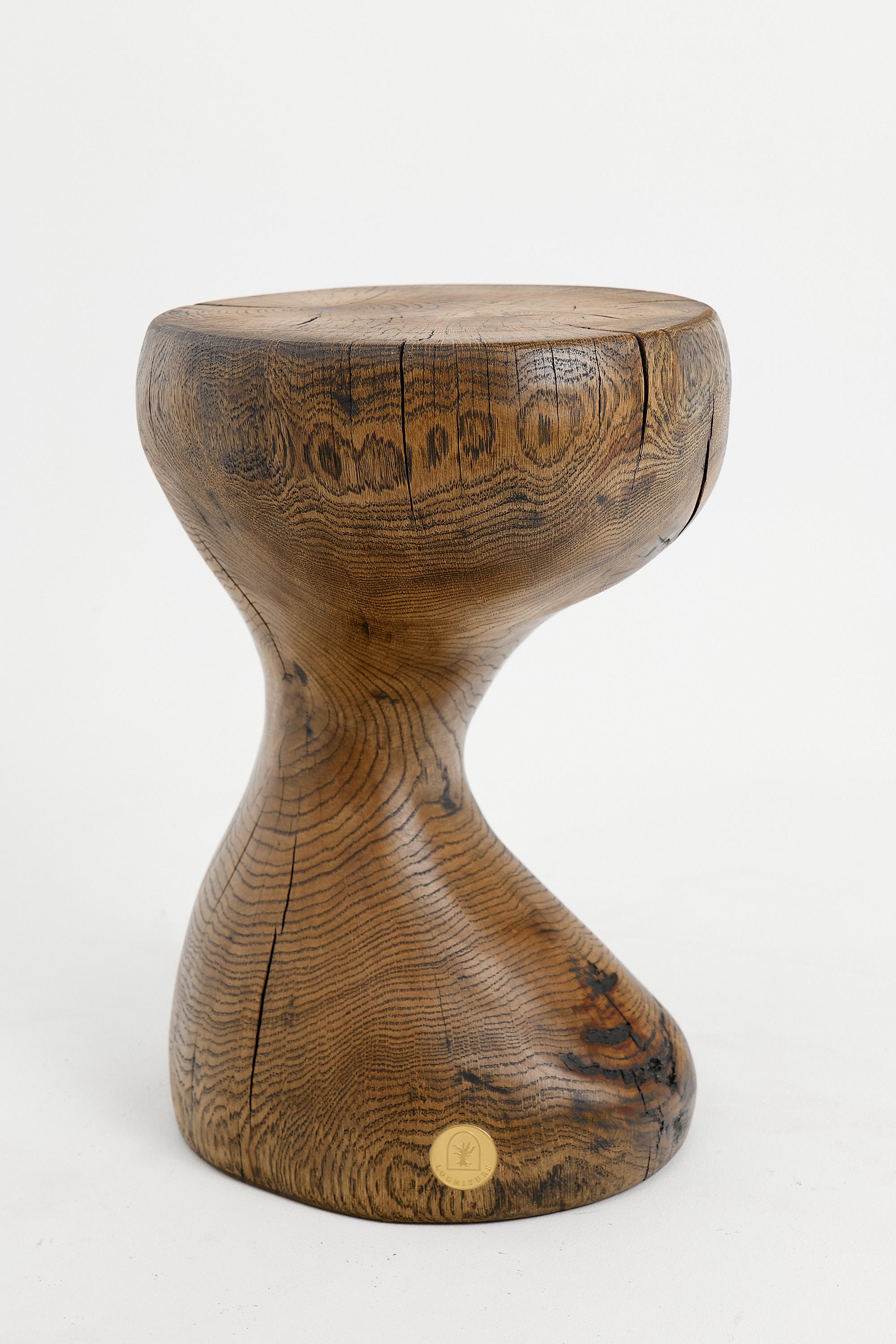 Mesa auxiliar escultórica de madera maciza de roble, diseño original contemporáneo en venta 1