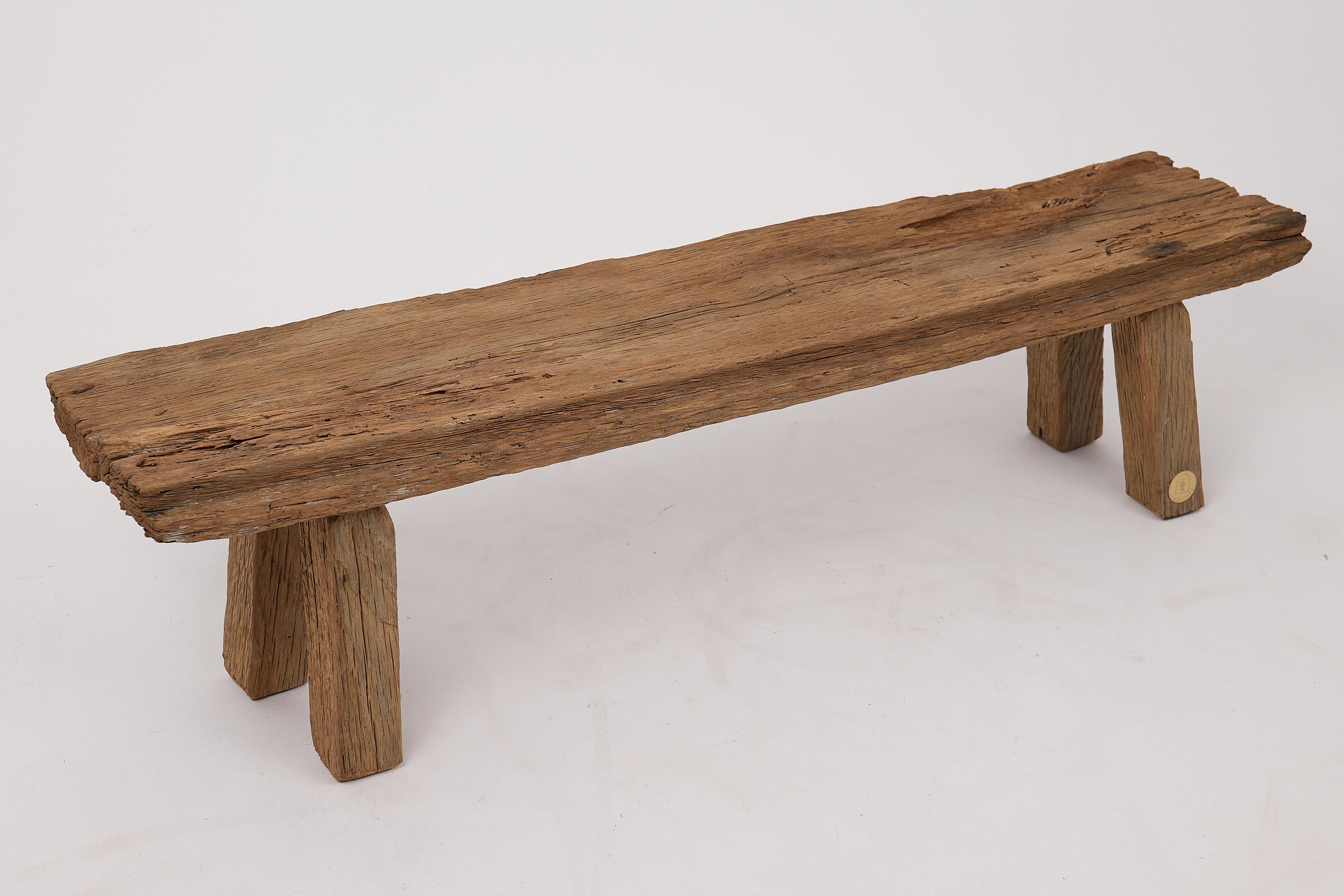 Panca unica dal design originale di Logniture. Realizzato interamente con vecchia quercia recuperata. Questo design unico fatto a mano metterà in risalto i tuoi interni e porterà comfort alla tua casa, rendendolo un regalo perfetto per te o per