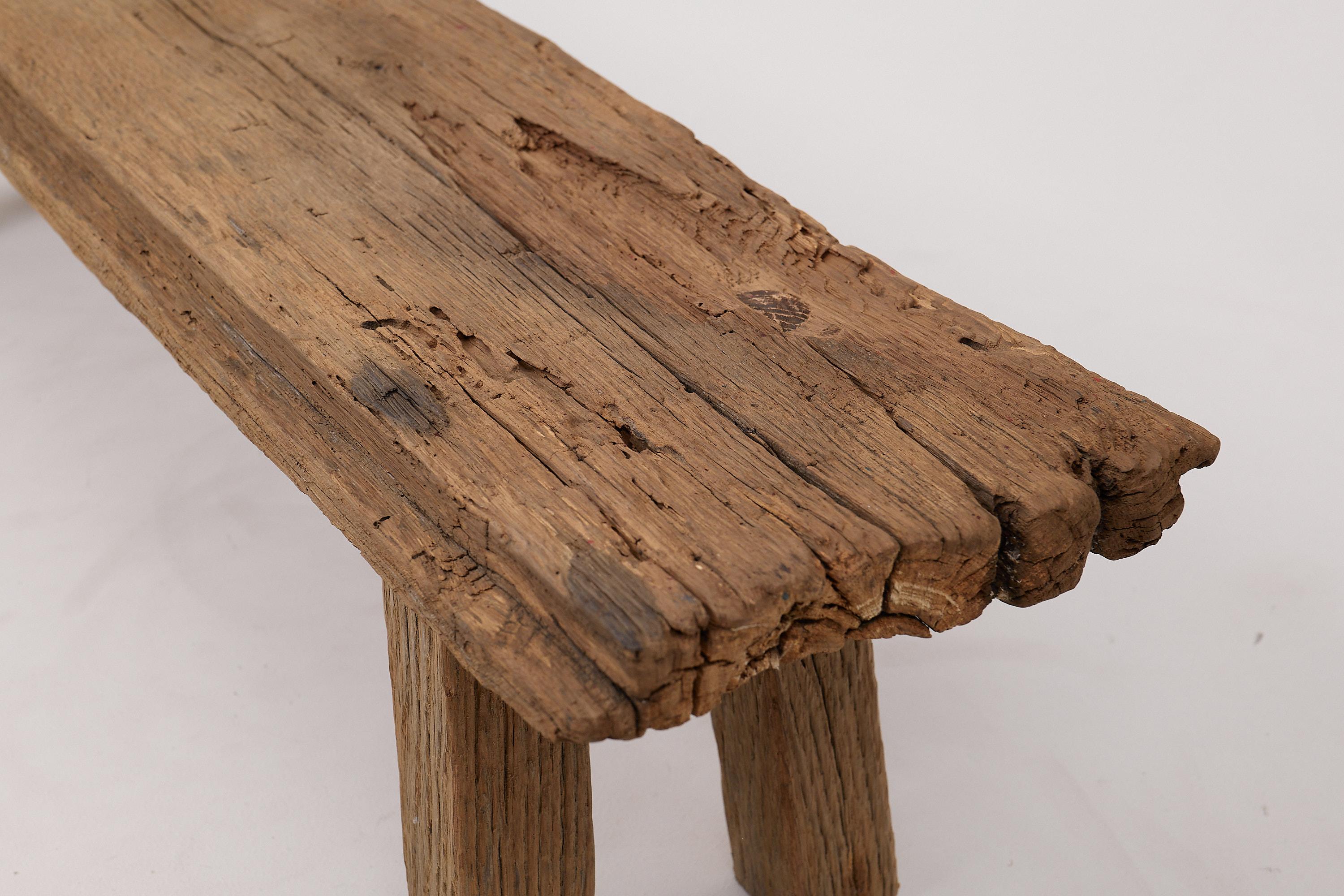 Logniture, panchina brutalista in legno di Oak Oak recuperato, naturale ed eco-compatibile in vendita 1