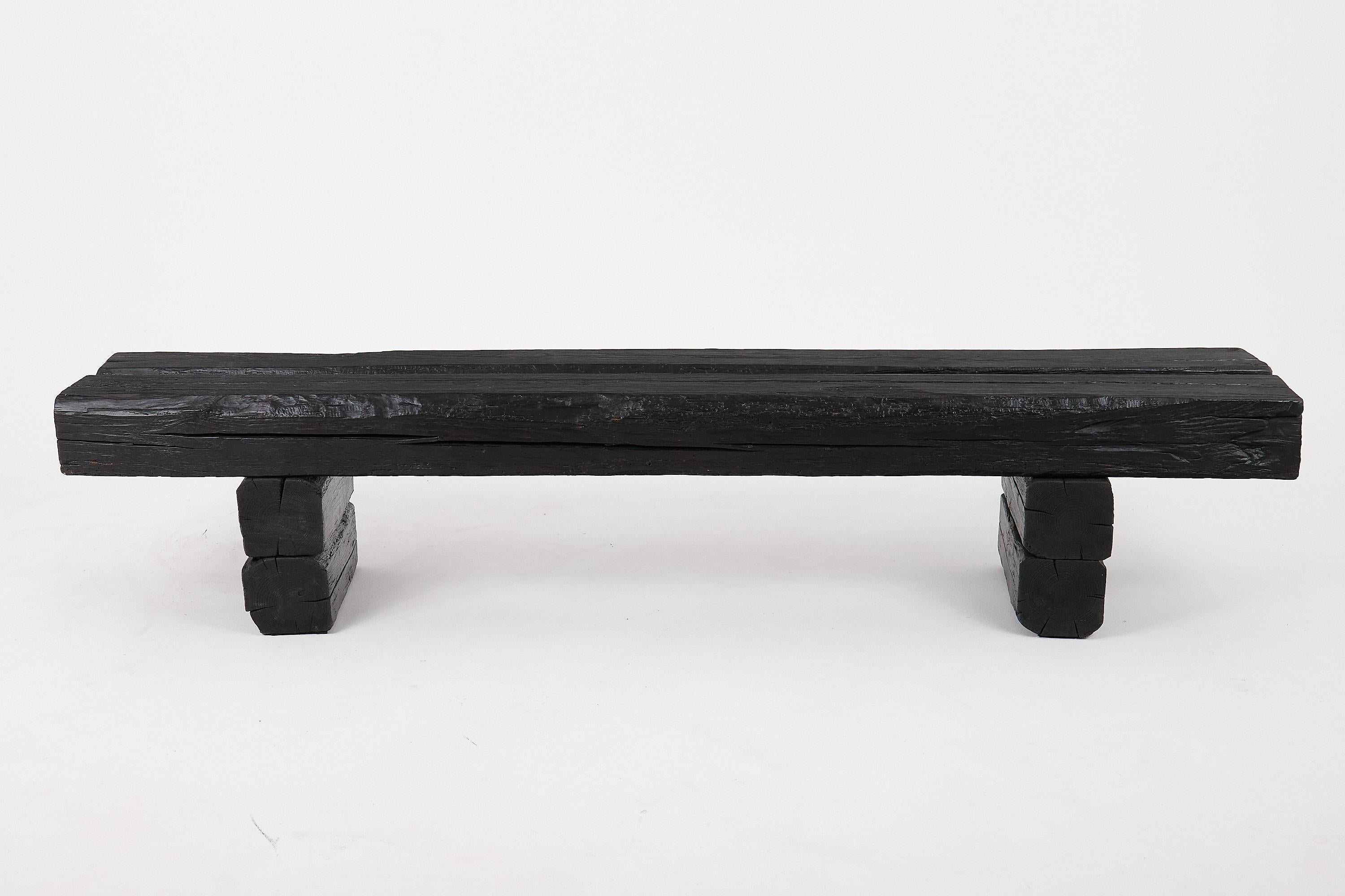 Élevez votre espace avec le banc en bois de chêne récupéré de Lognitures, un mélange saisissant de beauté brute et de design respectueux de l'environnement. Fabriqué à partir de chêne récupéré, ce banc présente une finition carbonisée unique qui met