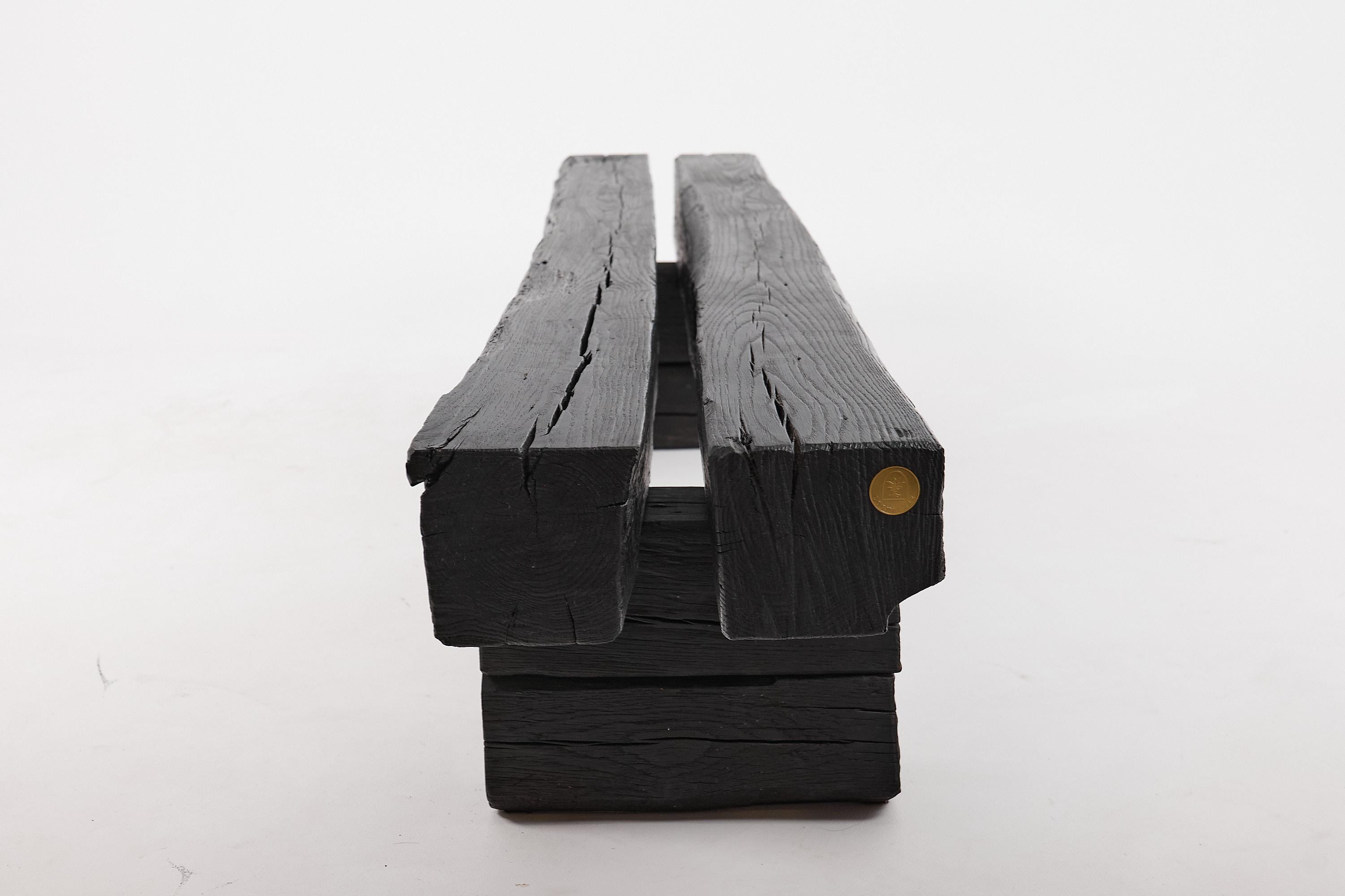 Bois Logniture, Banc 79 pouces en poutres de chêne charbonné recyclé, Outdoor/Indoor, Organic en vente