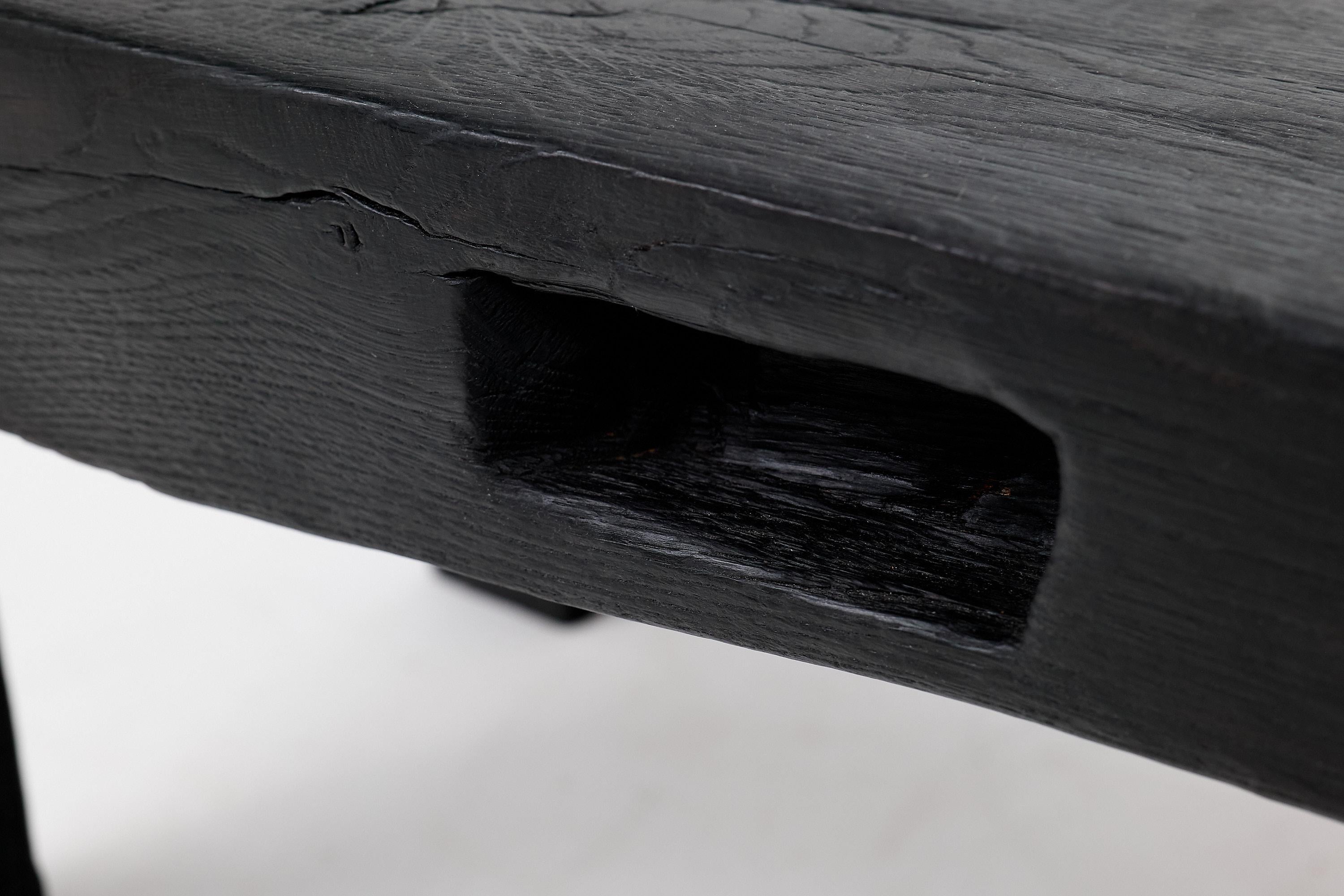 Intagliato Logniture, Tavolo brutalista in legno di Oak Oak carbonizzato, naturale ed eco-compatibile in vendita