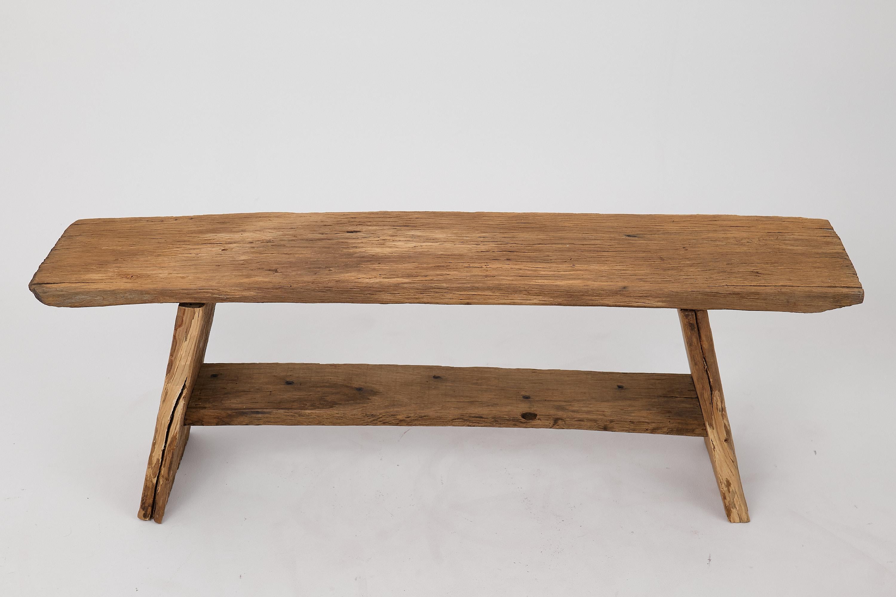 Panca unica dal design originale di Logniture. Realizzato interamente con vecchia quercia recuperata. Questo design unico fatto a mano metterà in risalto i tuoi interni e porterà comfort alla tua casa, rendendolo un regalo perfetto per te o per