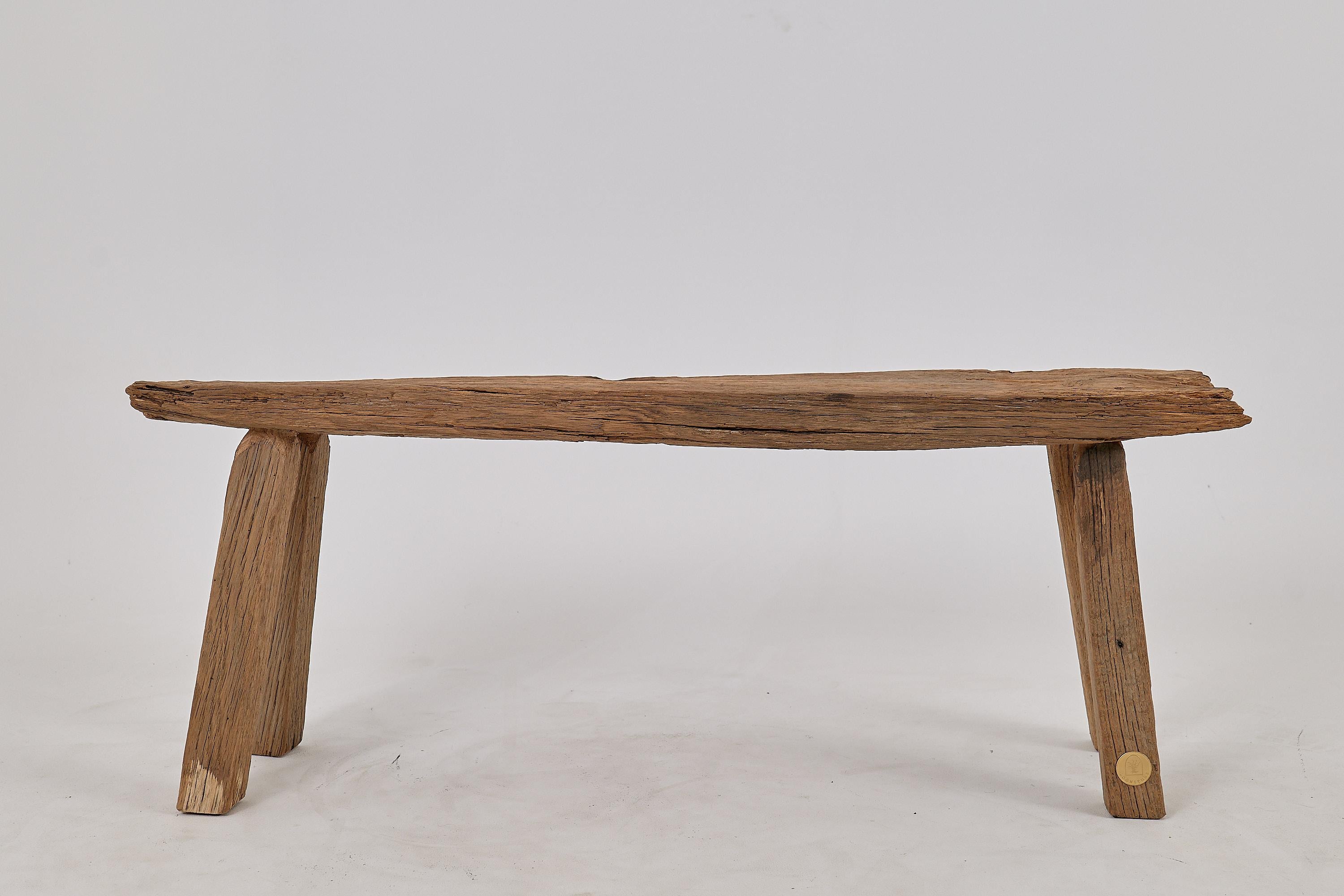 Ti presentiamo la nostra squisita panca in quercia recuperata, testimonianza di un artigianato senza tempo e di un design sostenibile. Questo pezzo rustico è caratterizzato da una superficie splendidamente rovinata dalle intemperie che mette in