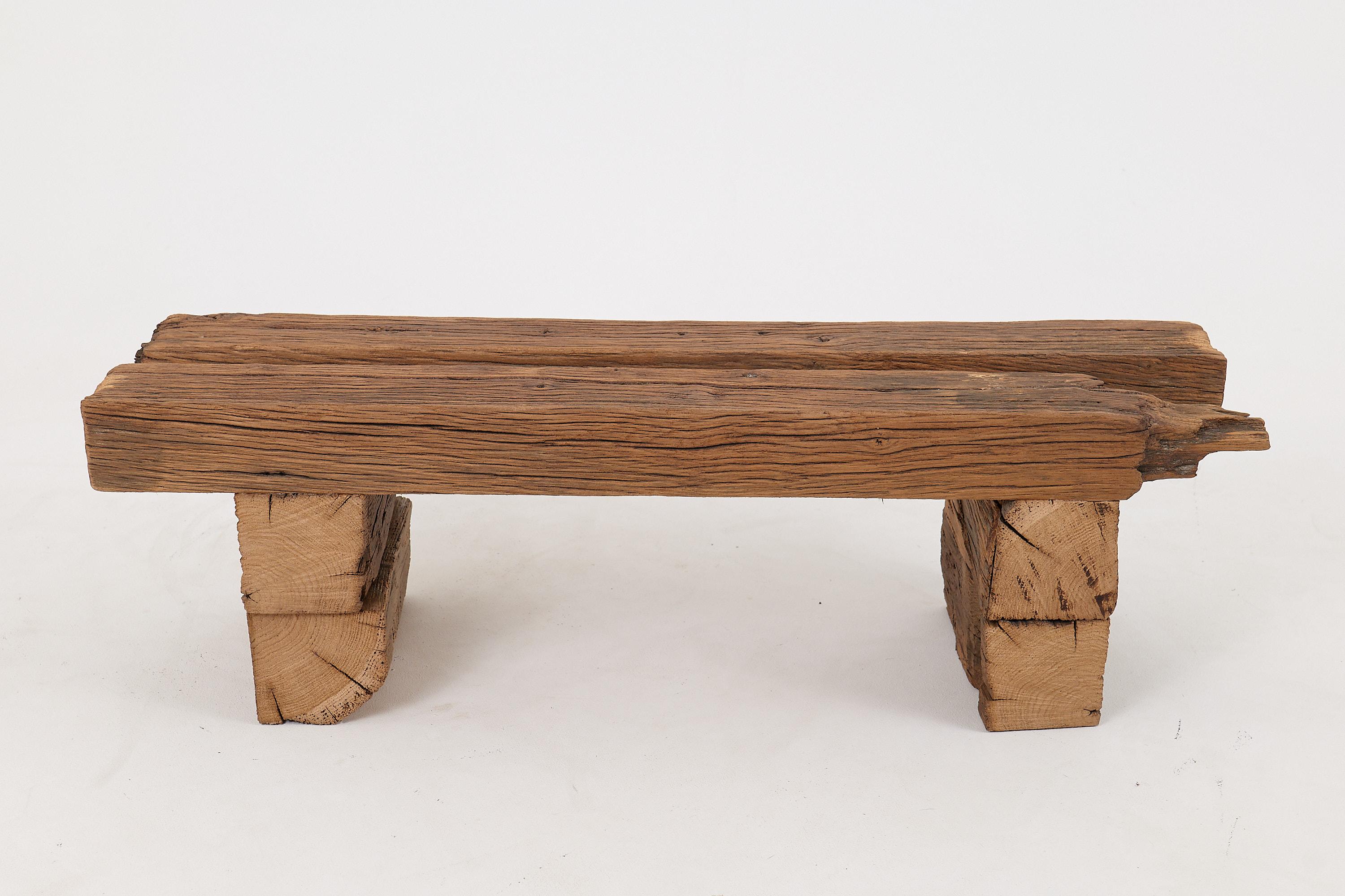 Ti presentiamo la nostra squisita panca in quercia recuperata, testimonianza di un artigianato senza tempo e di un design sostenibile. Questo pezzo rustico è caratterizzato da una superficie splendidamente rovinata dalle intemperie che mette in