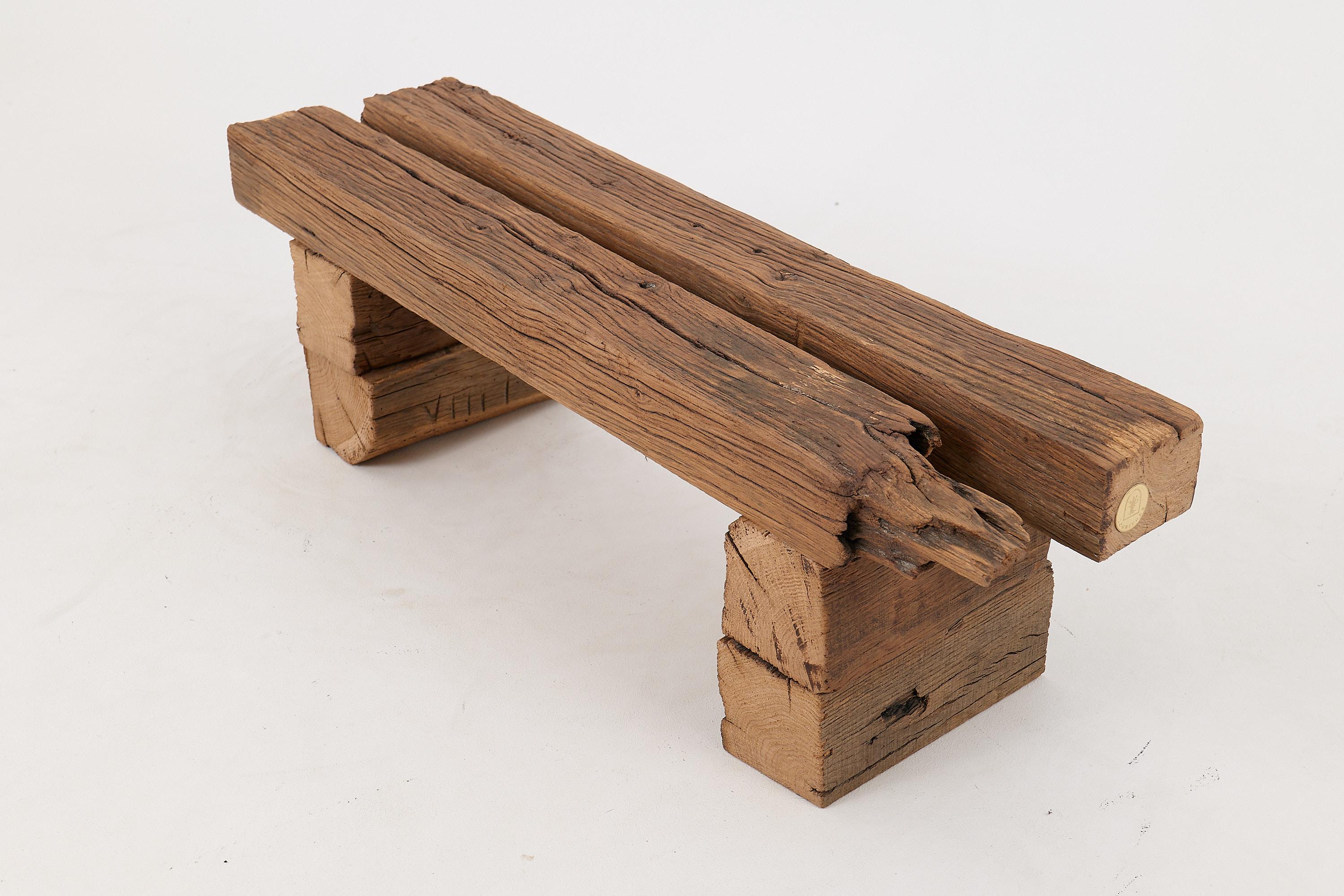Intagliato Logniture, panchina brutalista in legno di Oak Oak recuperato, naturale ed eco-compatibile