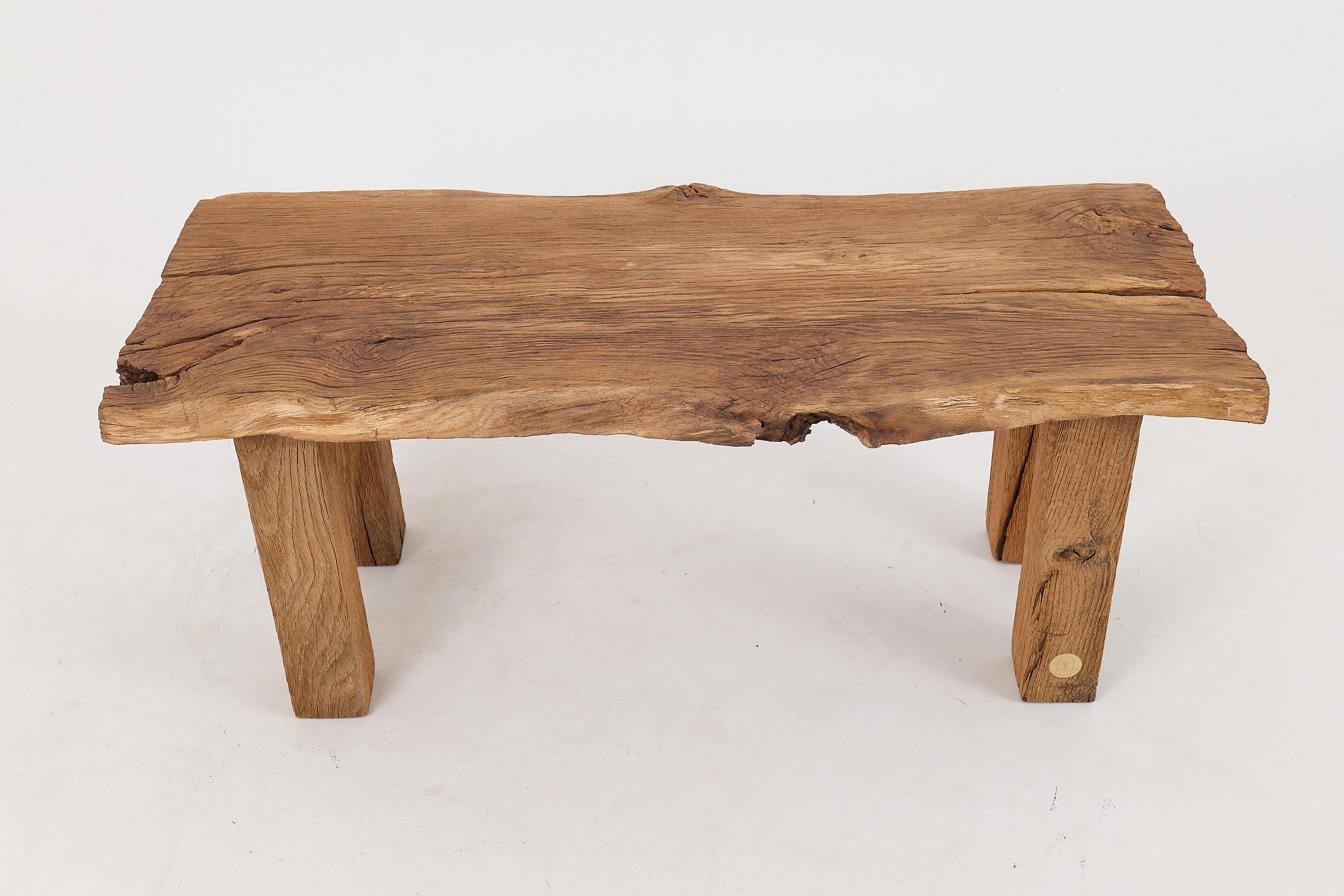 Eleva il tuo spazio abitativo con il nostro tavolino in quercia recuperata, uno splendido esempio di artigianato rustico. Questo tavolo non è solo un pezzo funzionale: è una dichiarazione di stile e sostenibilità. Le venature naturali e le