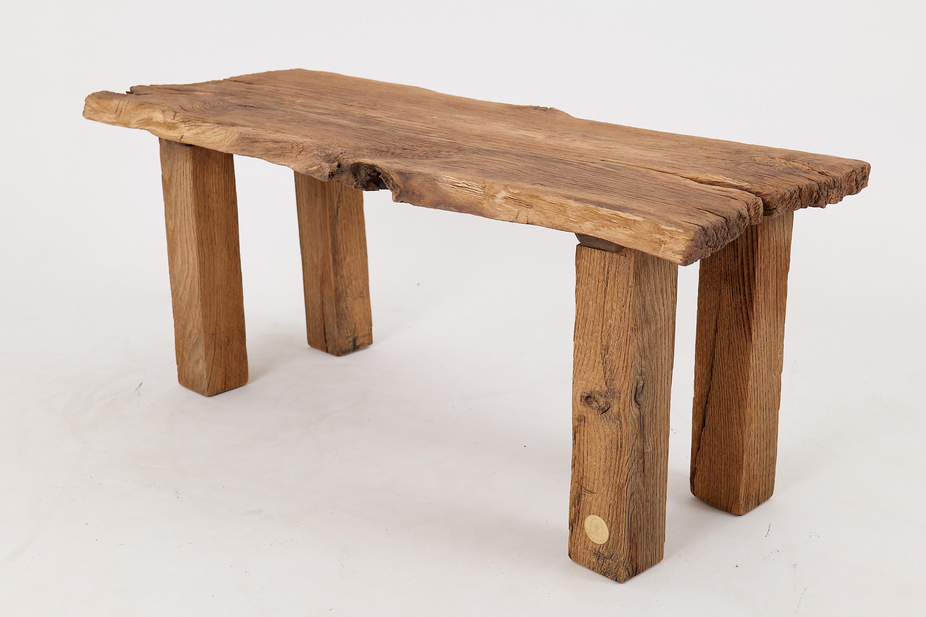 Intagliato Logniture, tavolino brutalista in legno di Oak Oak recuperato, naturale ed eco-compatibile in vendita