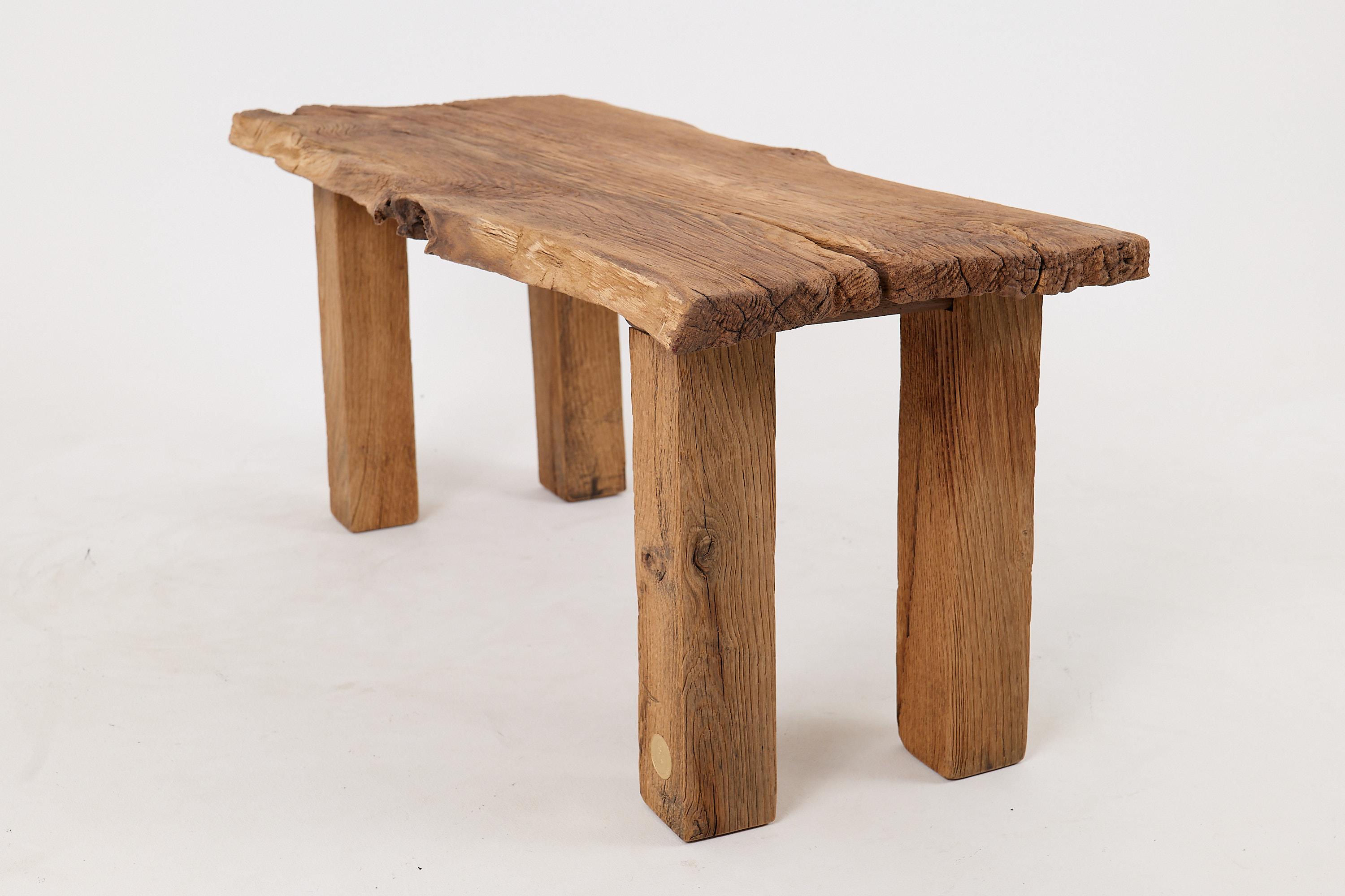 XXI secolo e contemporaneo Logniture, tavolino brutalista in legno di Oak Oak recuperato, naturale ed eco-compatibile in vendita