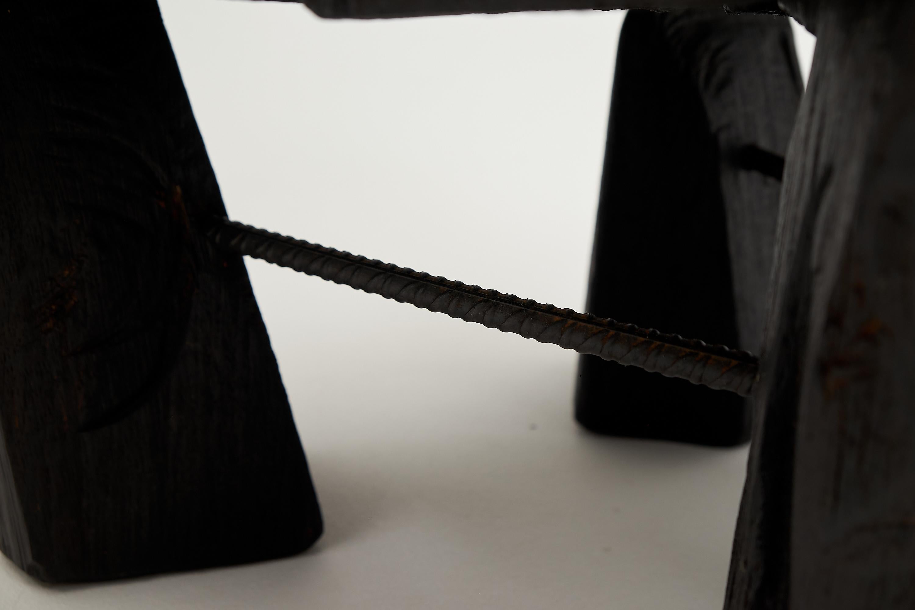 Logniture, Table basse rustique sculpturale, Bois de Oak Oak noir brûlé, Unique en vente 6