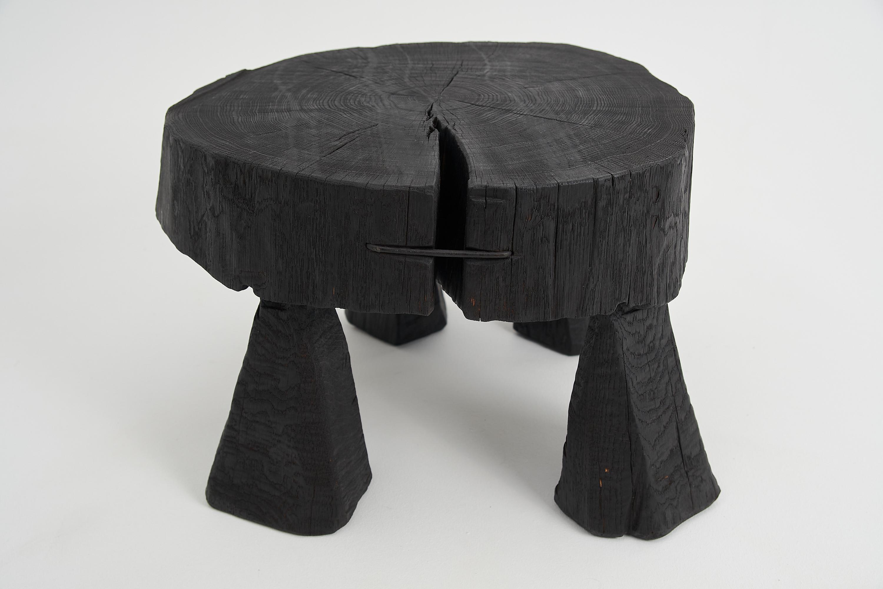Table basse sculptée à la tronçonneuse. Sculpté dans une seule pièce de bois de chêne brûlé et protégé par des huiles de la plus haute qualité, il est durable pour des générations. Un tel design unique fait à la main mettra en valeur votre intérieur