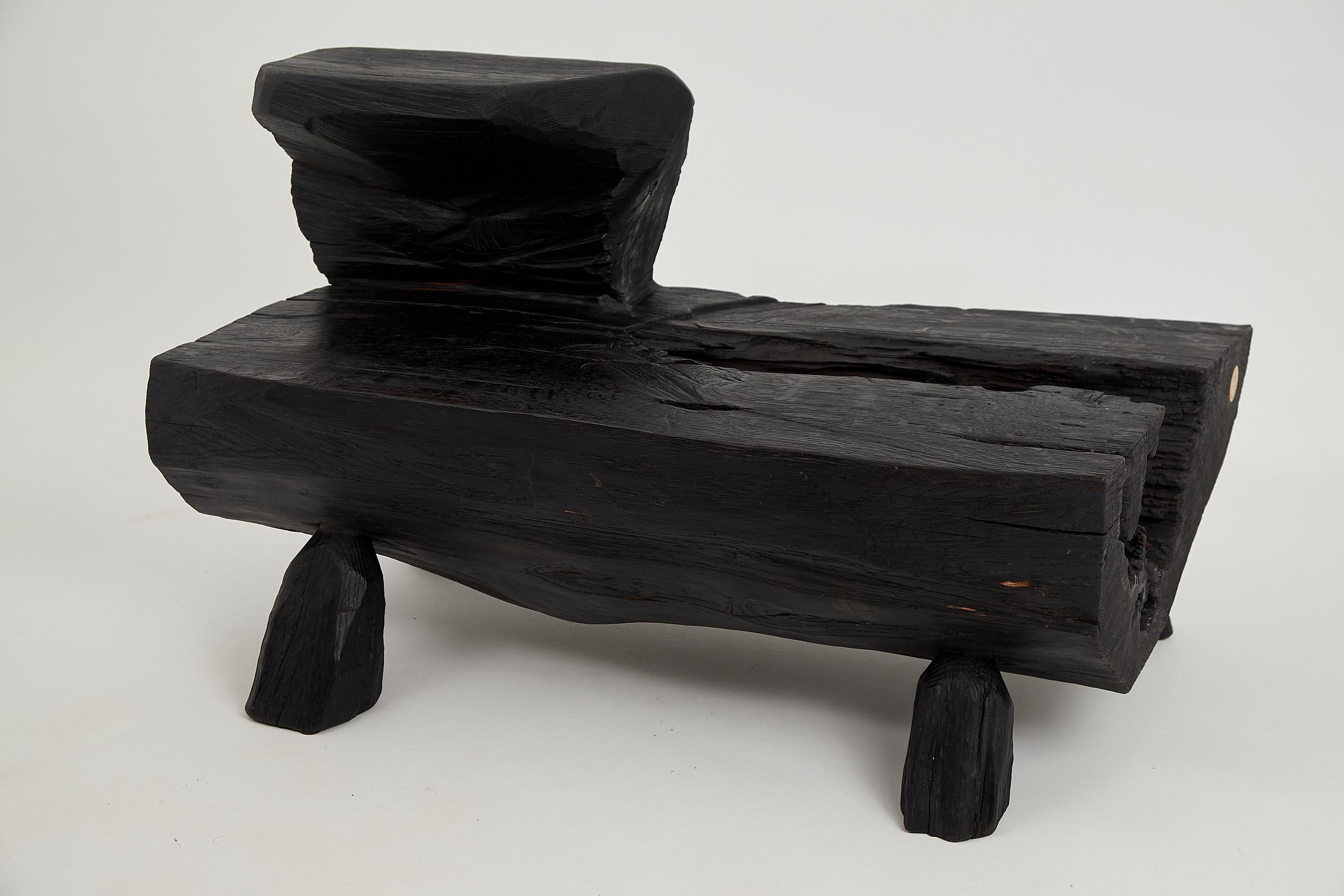 Table basse sculptée à la tronçonneuse. Sculpté dans une seule pièce de bois de chêne brûlé et protégé par des huiles de la plus haute qualité, il est durable pour des générations. Un tel design unique fait à la main mettra en valeur votre intérieur
