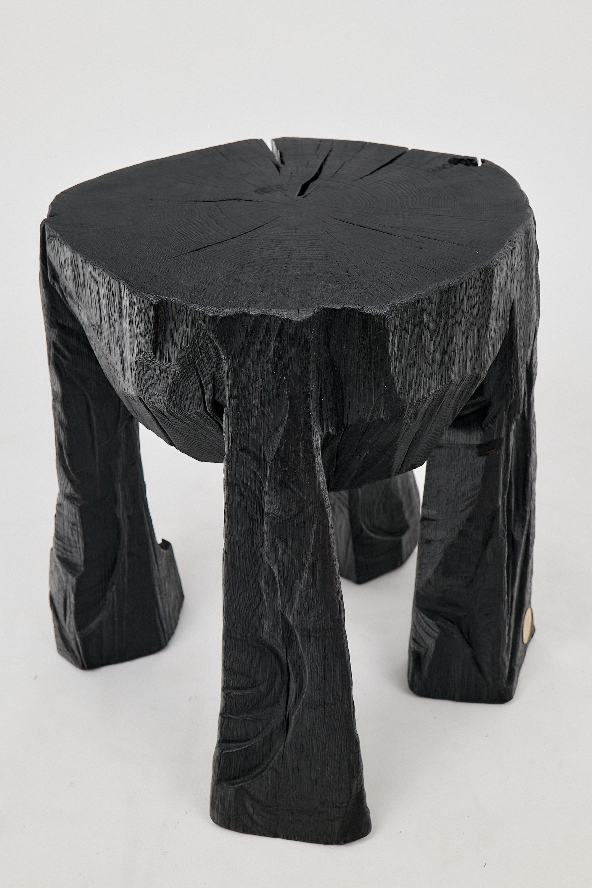 Table basse sculptée à la tronçonneuse. Sculpté dans une seule pièce de bois de chêne brûlé et protégé par des huiles de la plus haute qualité, il est durable pour des générations. Un tel design unique fait à la main mettra en valeur votre intérieur