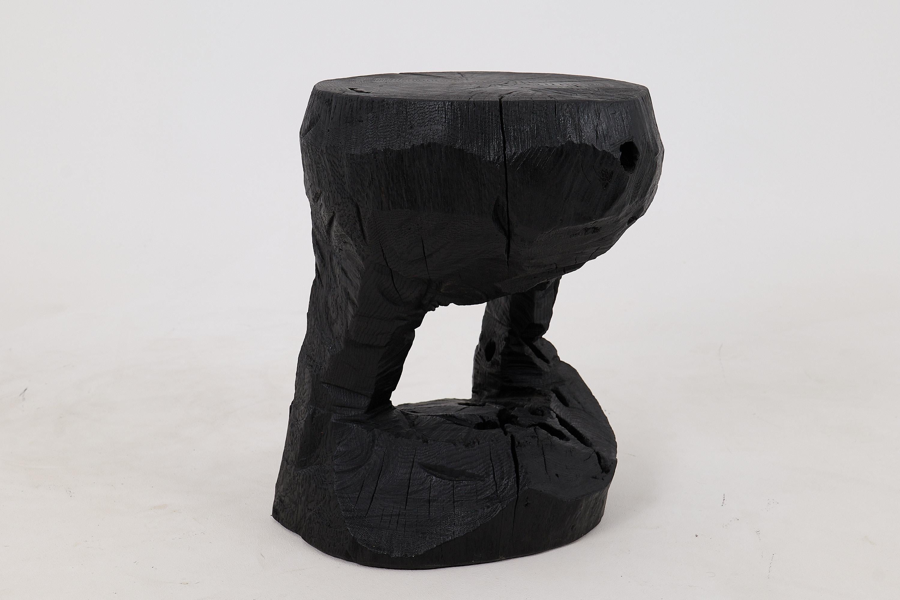 Table basse sculptée à la tronçonneuse. Sculpté dans une seule pièce de bois de chêne brûlé et protégé par des huiles de la plus haute qualité, il est durable pour des générations. Un tel design unique fait à la main mettra en valeur votre intérieur