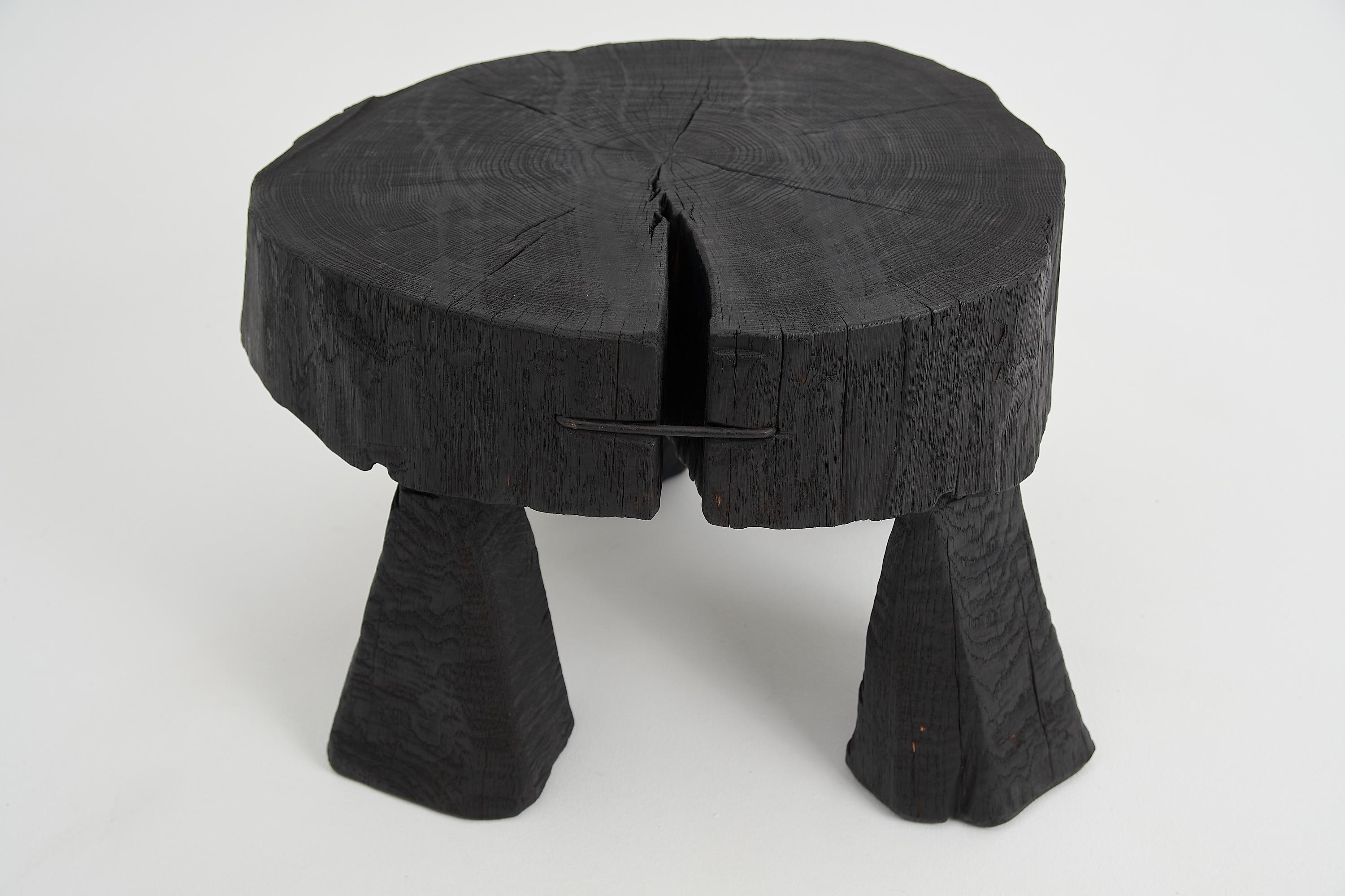 Brutalisme Logniture, Table basse rustique sculpturale, Bois de Oak Oak noir brûlé, Unique en vente