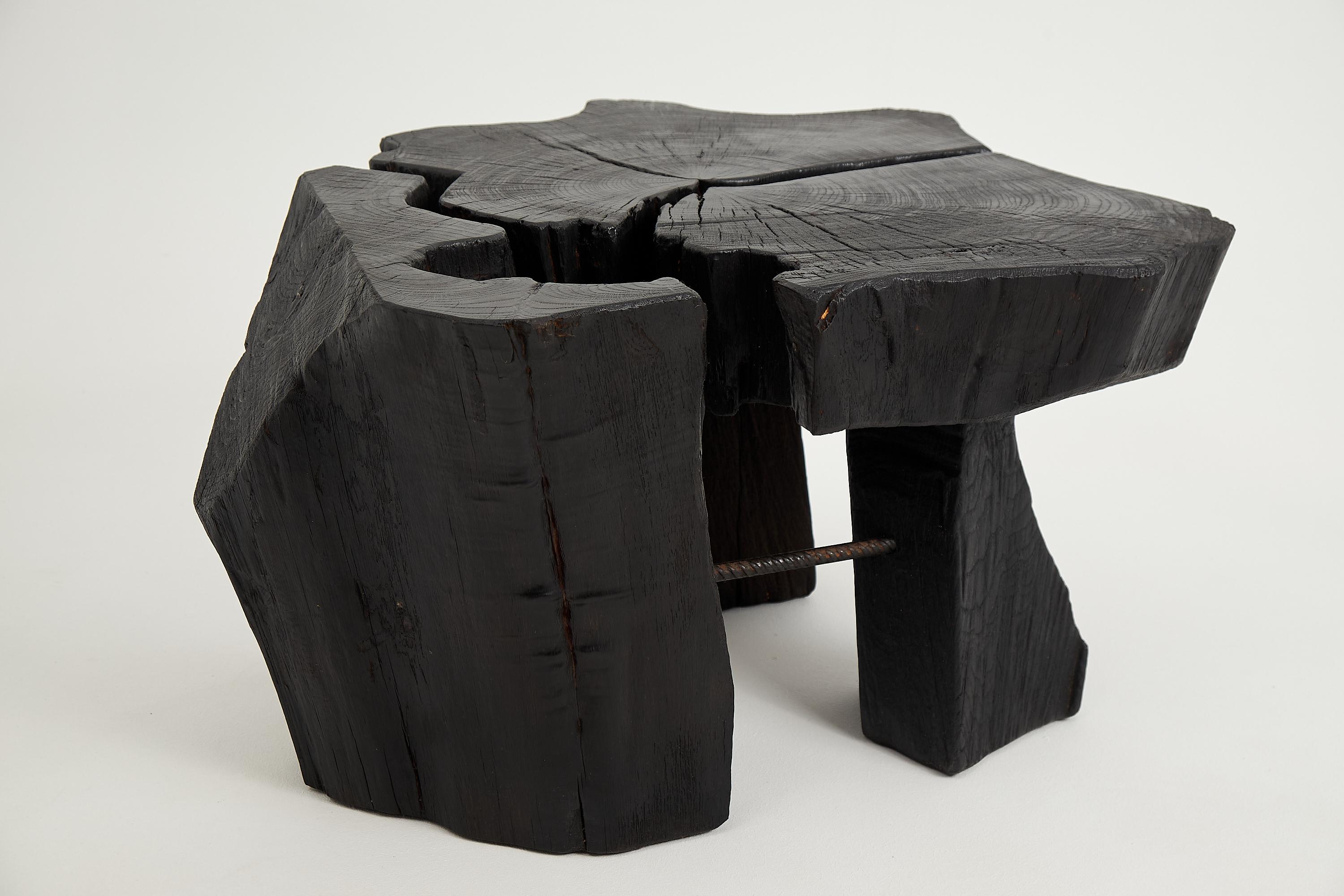 Croate Logniture, Table basse rustique sculpturale, Bois de Oak Oak noir brûlé, Unique en vente