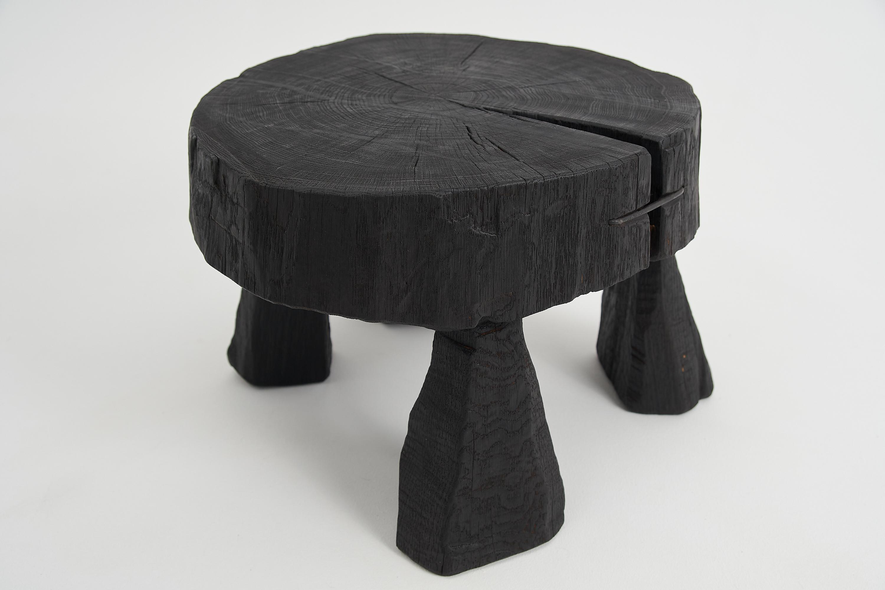 Sculpté Logniture, Table basse rustique sculpturale, Bois de Oak Oak noir brûlé, Unique en vente