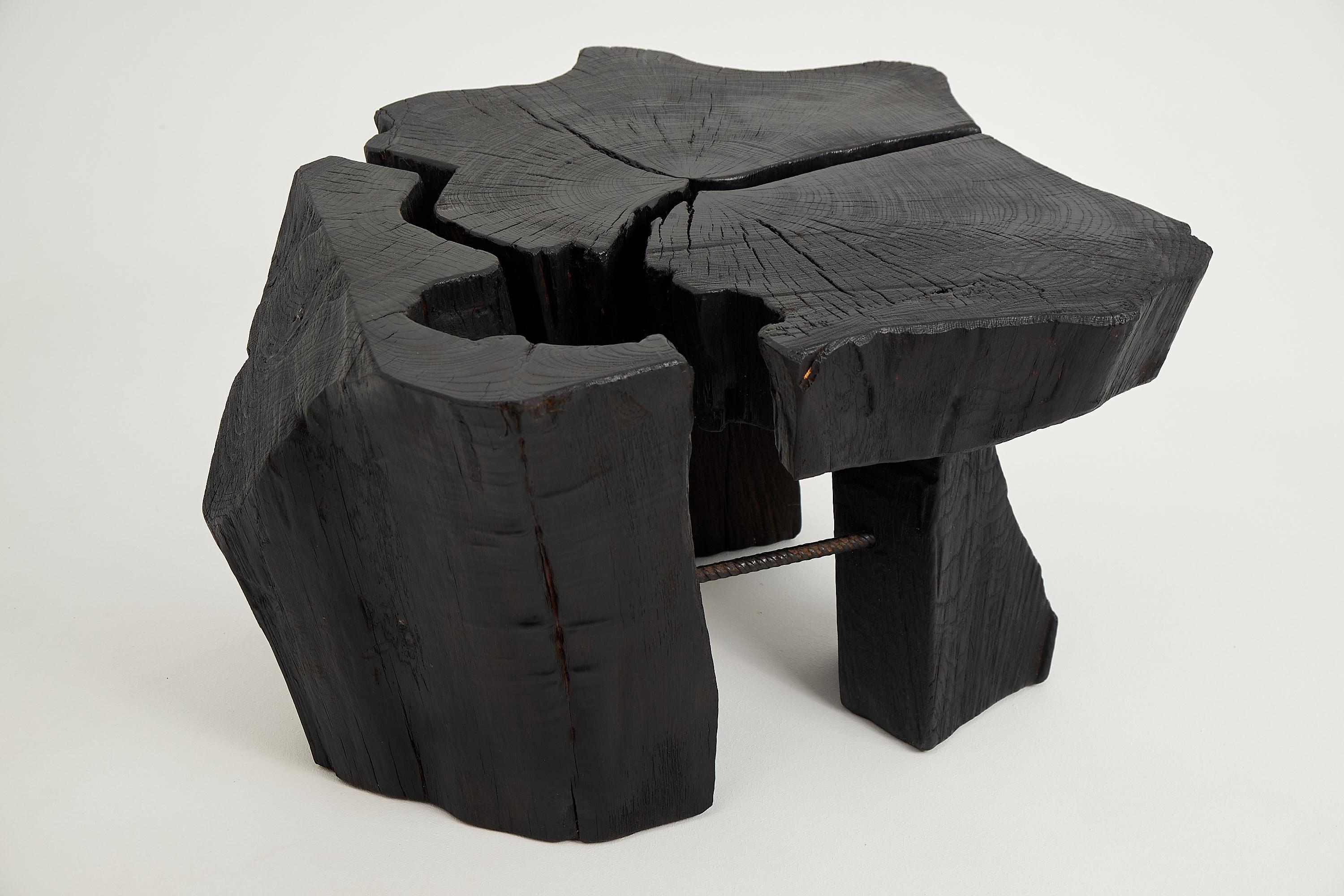 Sculpté Logniture, Table basse rustique sculpturale, Bois de Oak Oak noir brûlé, Unique en vente