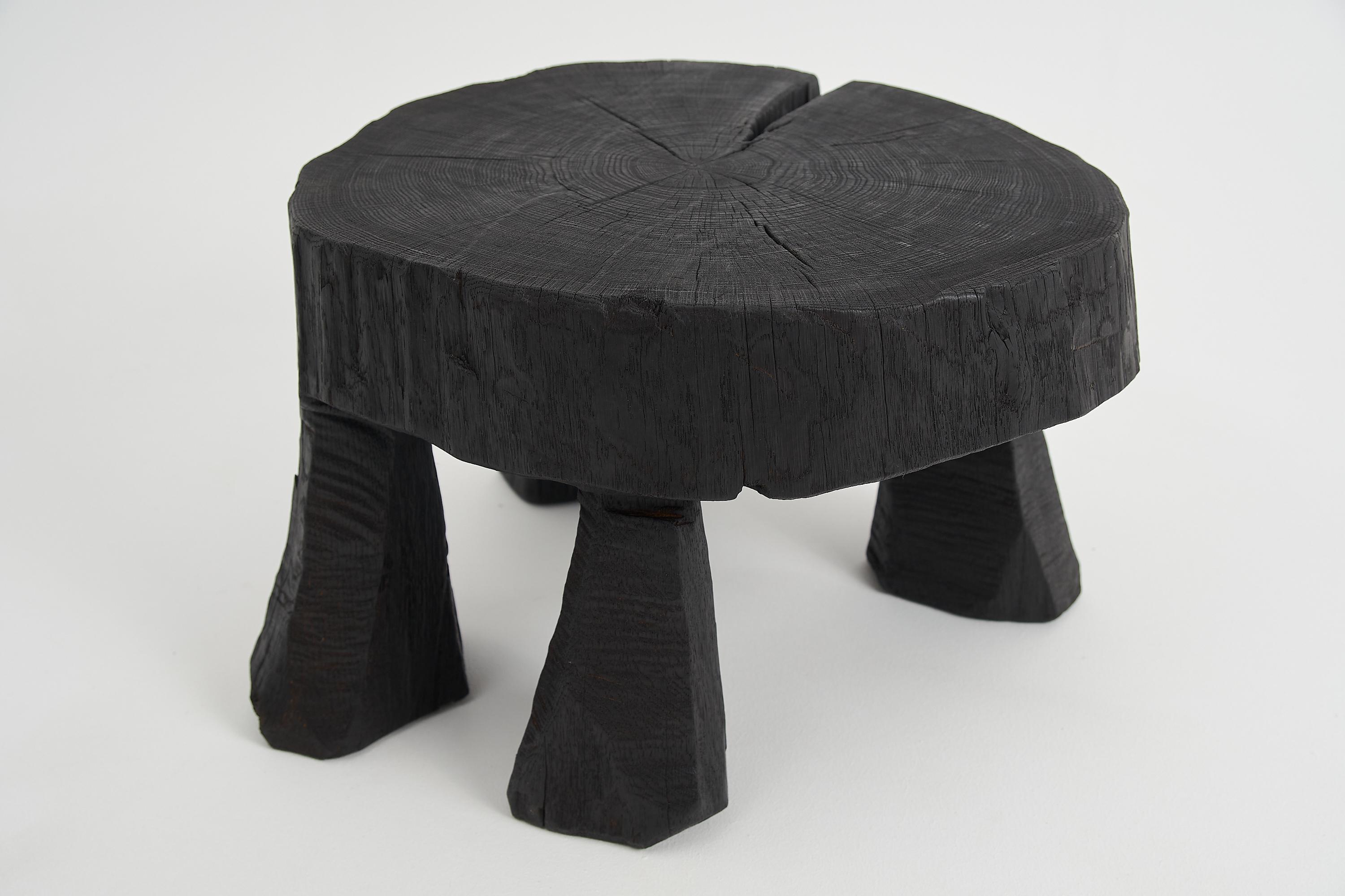 Logniture, Table basse rustique sculpturale, Bois de Oak Oak noir brûlé, Unique en vente 1
