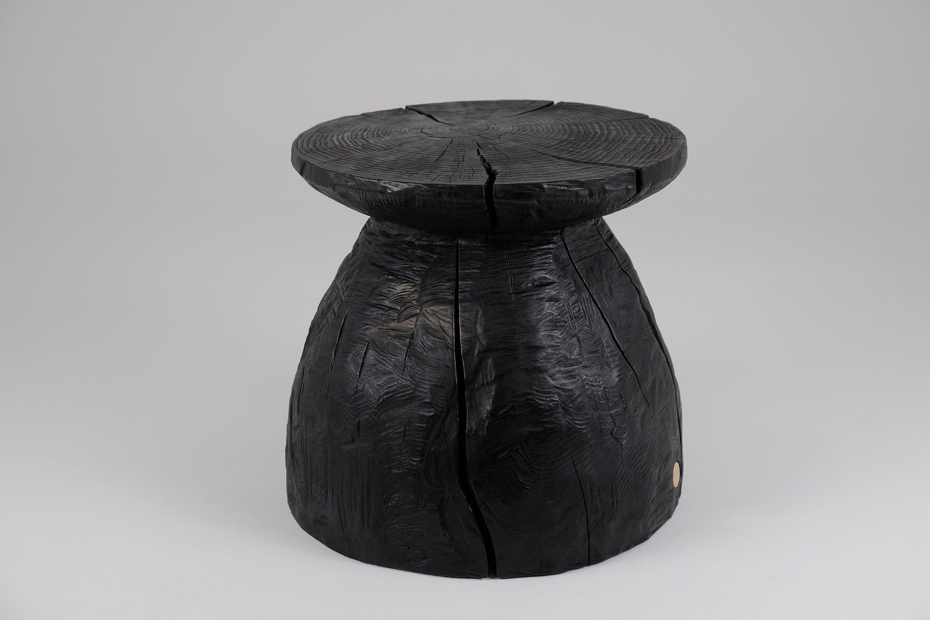 Logniture, Table basse sculpturale rustique, Bois noir brûlé, Unique en vente 3