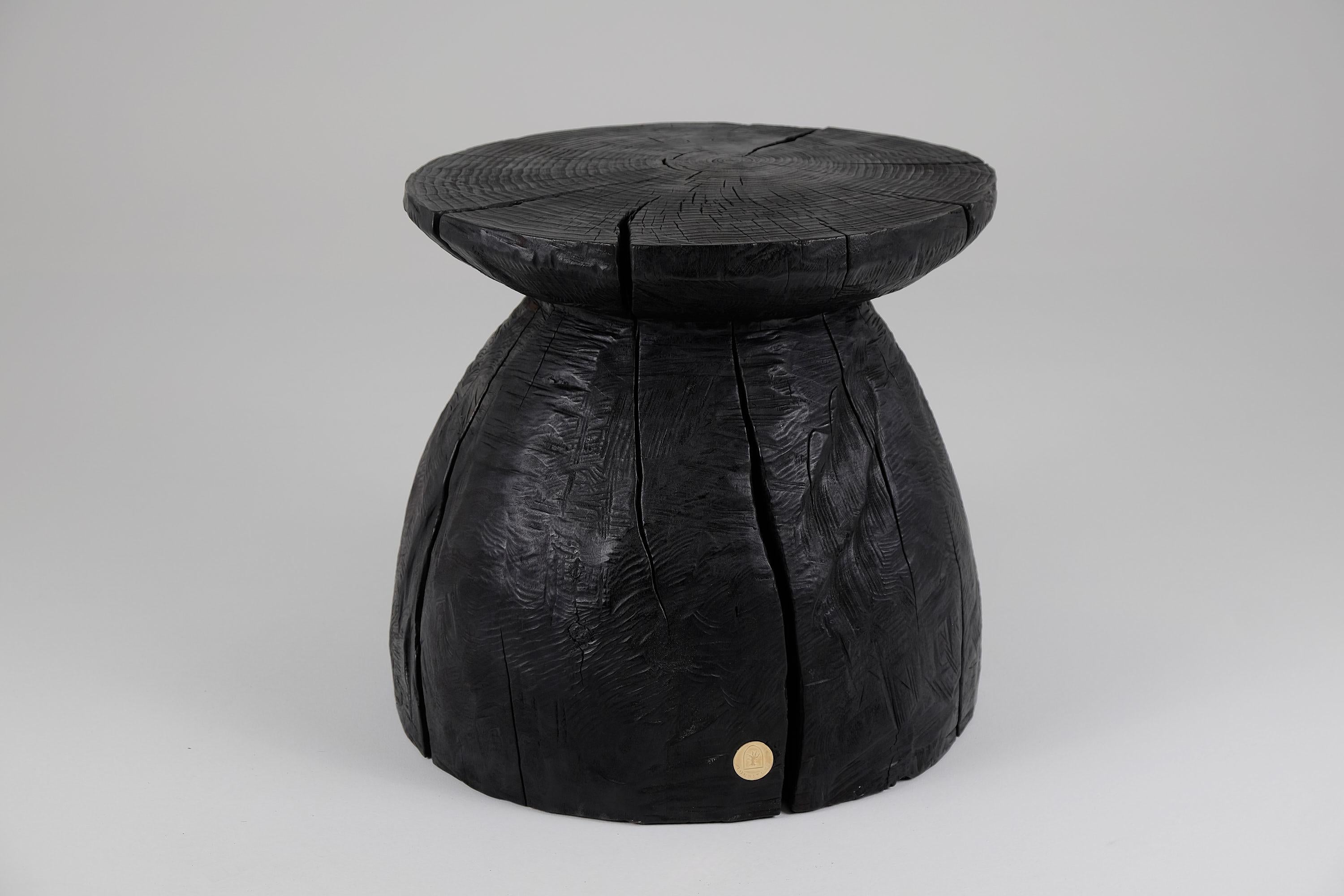 Logniture, Table basse sculpturale rustique, Bois noir brûlé, Unique en vente 4