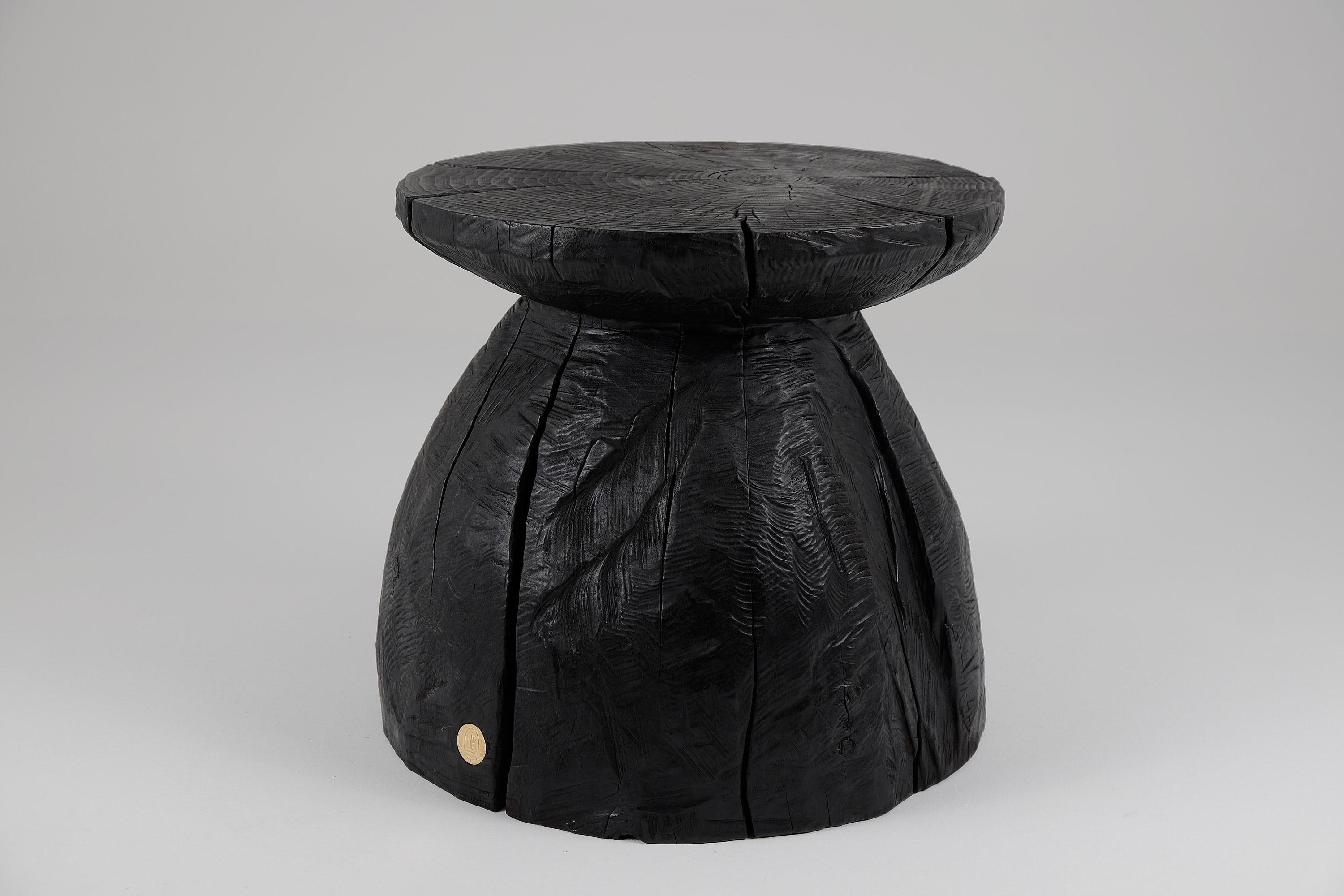 Table basse sculptée à la tronçonneuse - Simplicité audacieuse en bois noirci

Cette table basse ronde dégage une force solide grâce à sa large base et à sa surface profondément texturée. Sculptée à la tronçonneuse dans du bois dur massif et