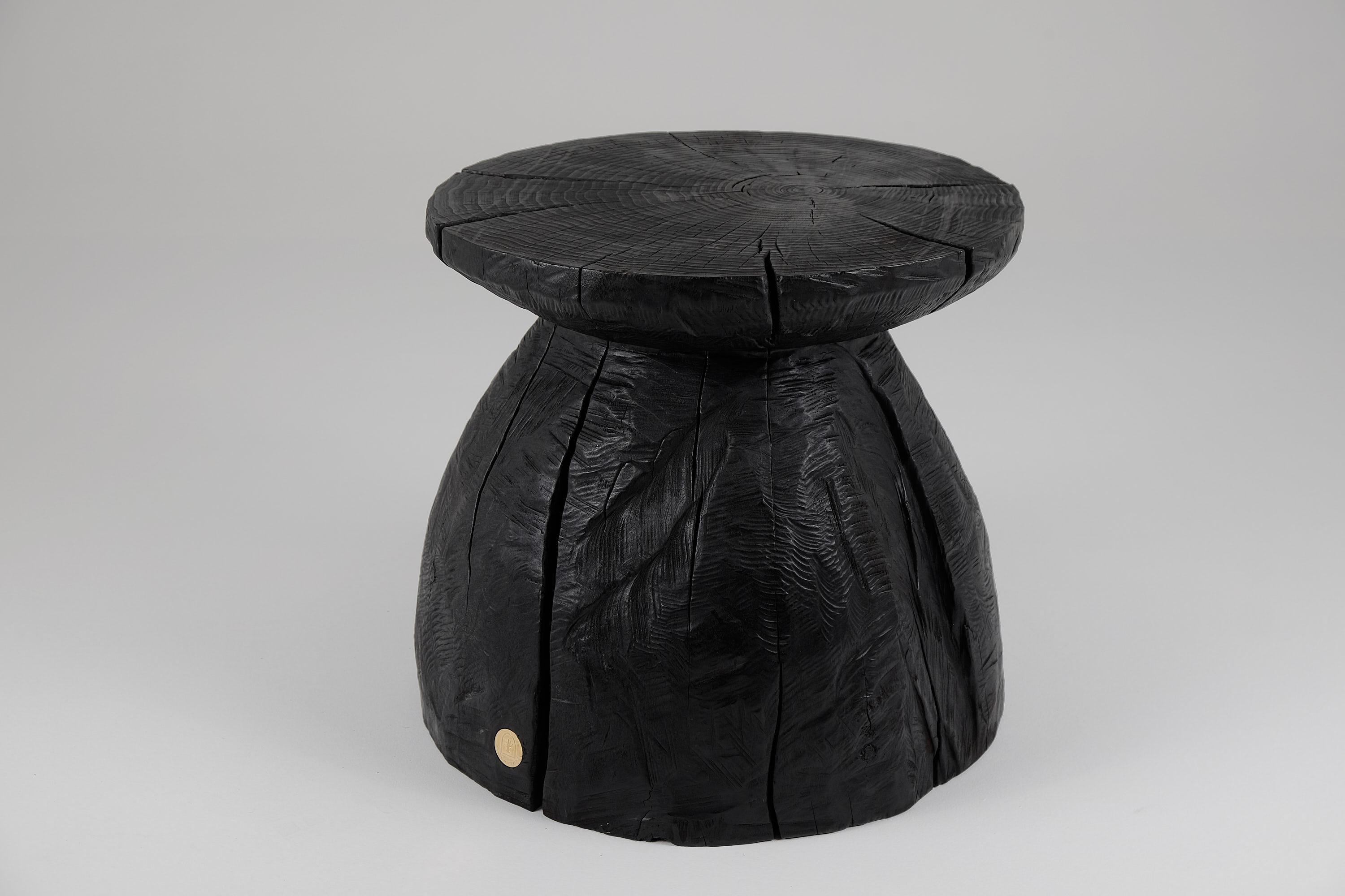 Brutalisme Logniture, Table basse sculpturale rustique, Bois noir brûlé, Unique en vente