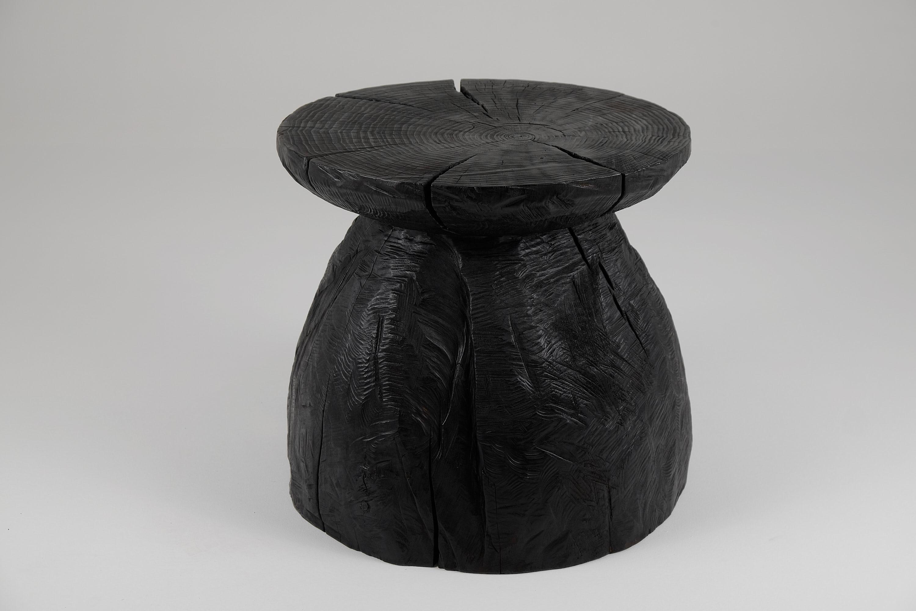 Croate Logniture, Table basse sculpturale rustique, Bois noir brûlé, Unique en vente