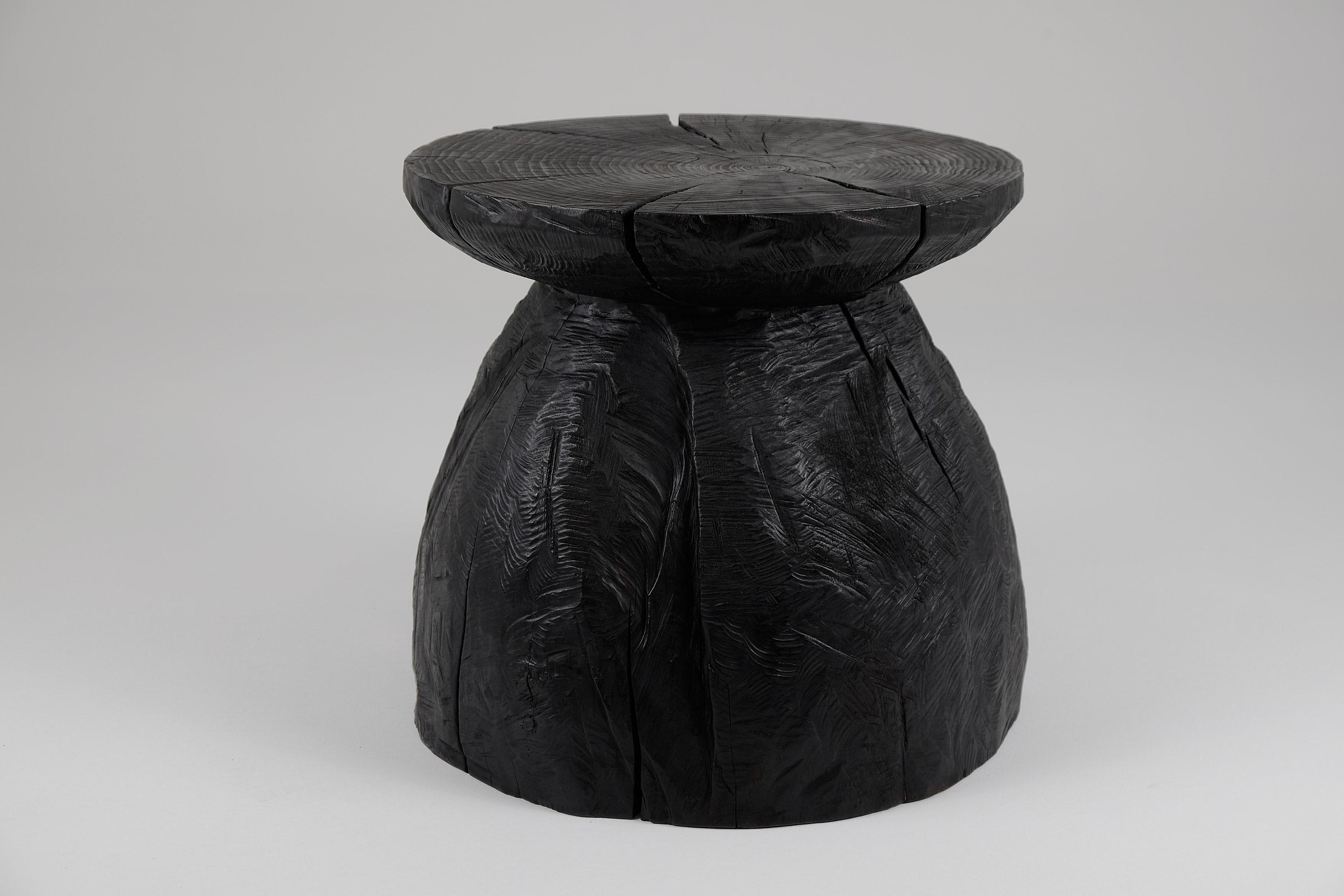 Fait main Logniture, Table basse sculpturale rustique, Bois noir brûlé, Unique en vente