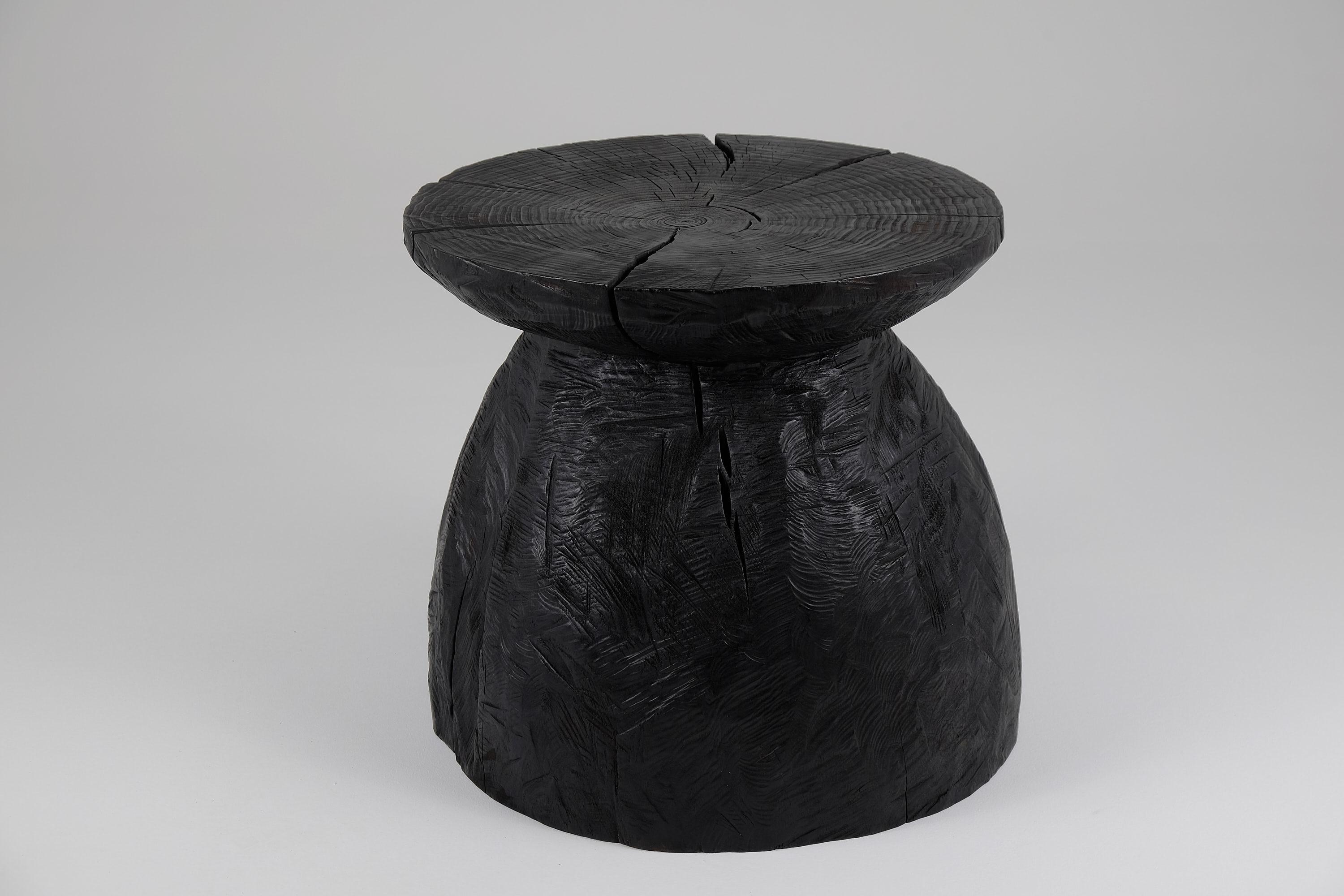 Logniture, Table basse sculpturale rustique, Bois noir brûlé, Unique Neuf - En vente à Stara Gradiška, HR