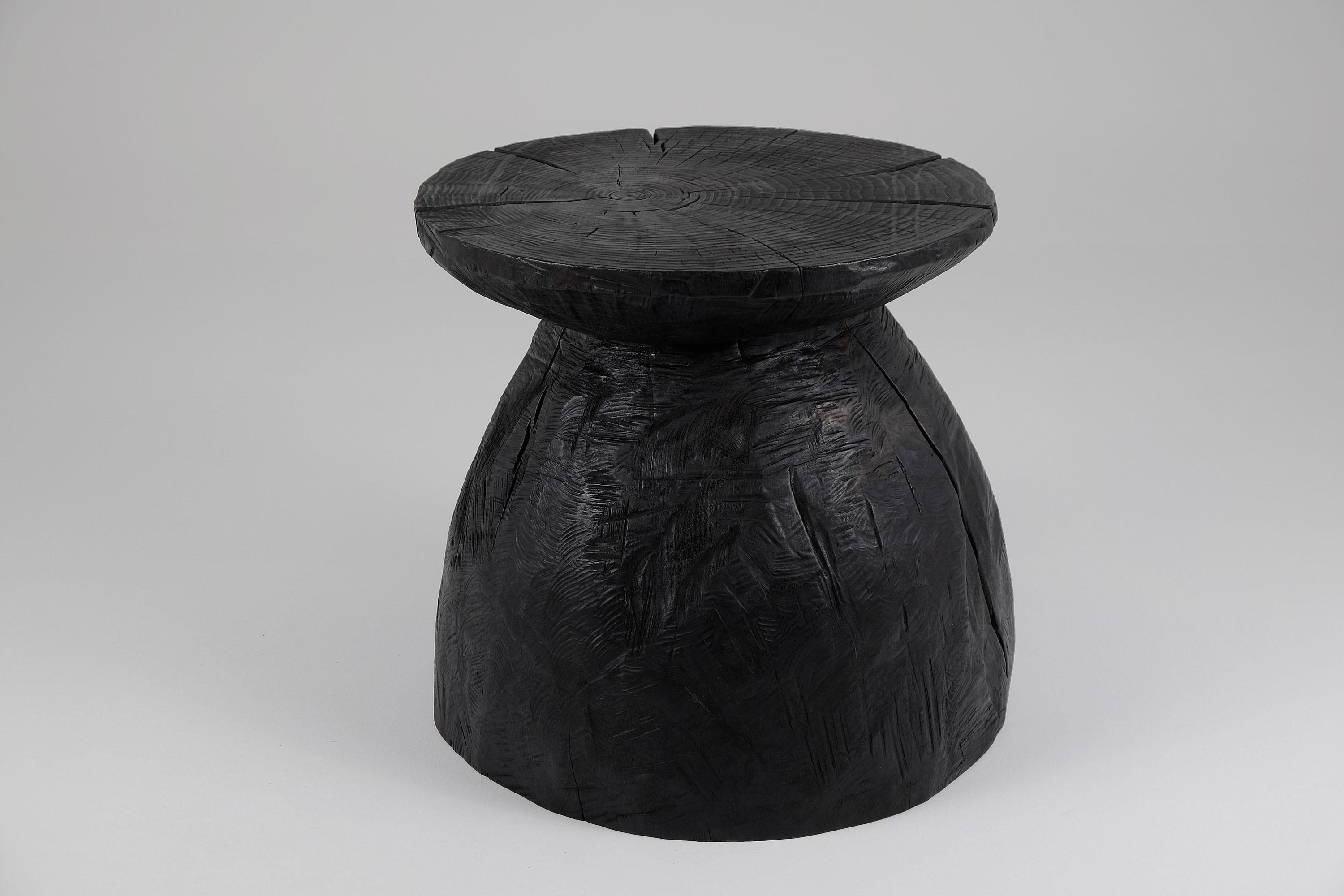 XXIe siècle et contemporain Logniture, Table basse sculpturale rustique, Bois noir brûlé, Unique en vente