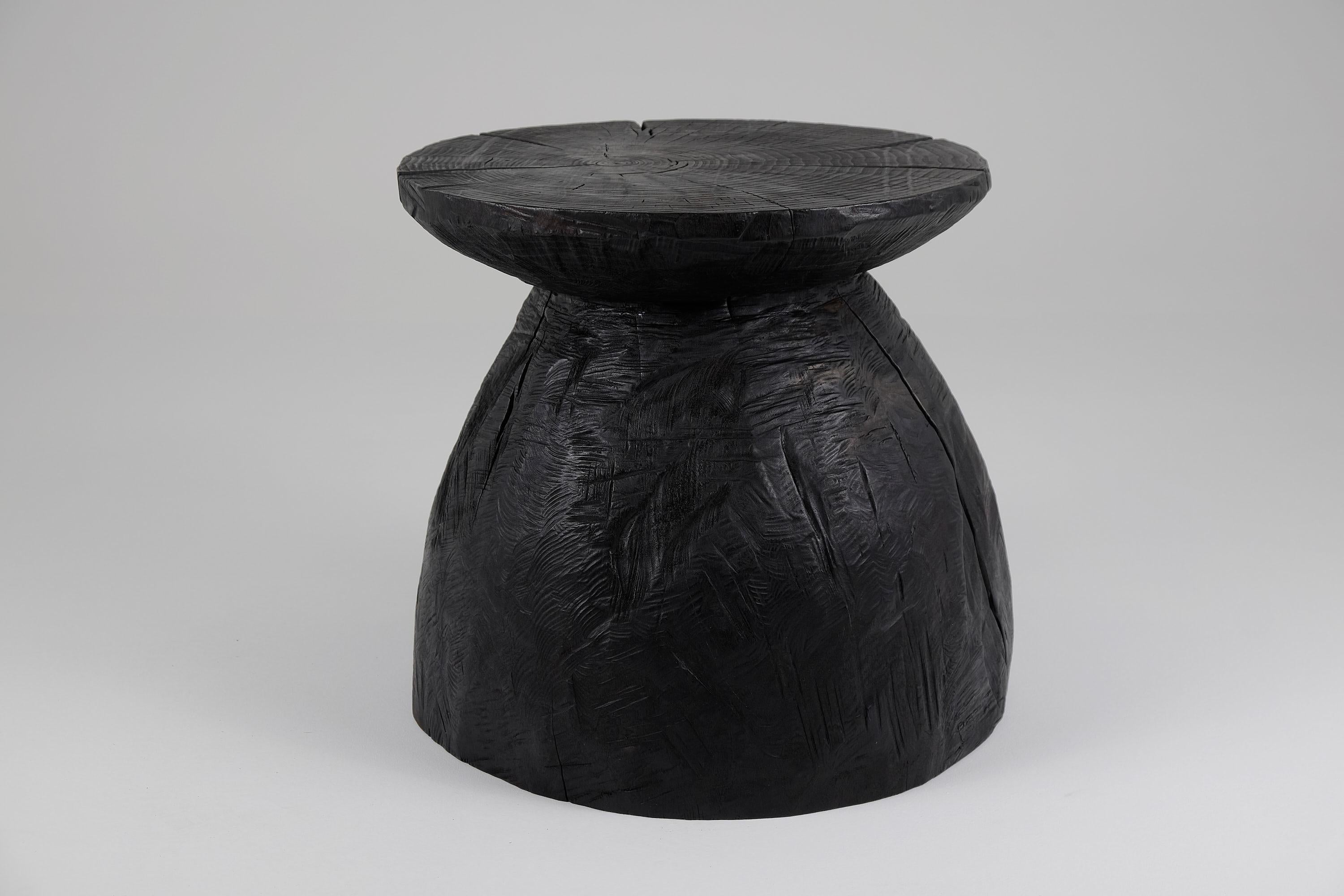 Logniture, Table basse sculpturale rustique, Bois noir brûlé, Unique en vente 1