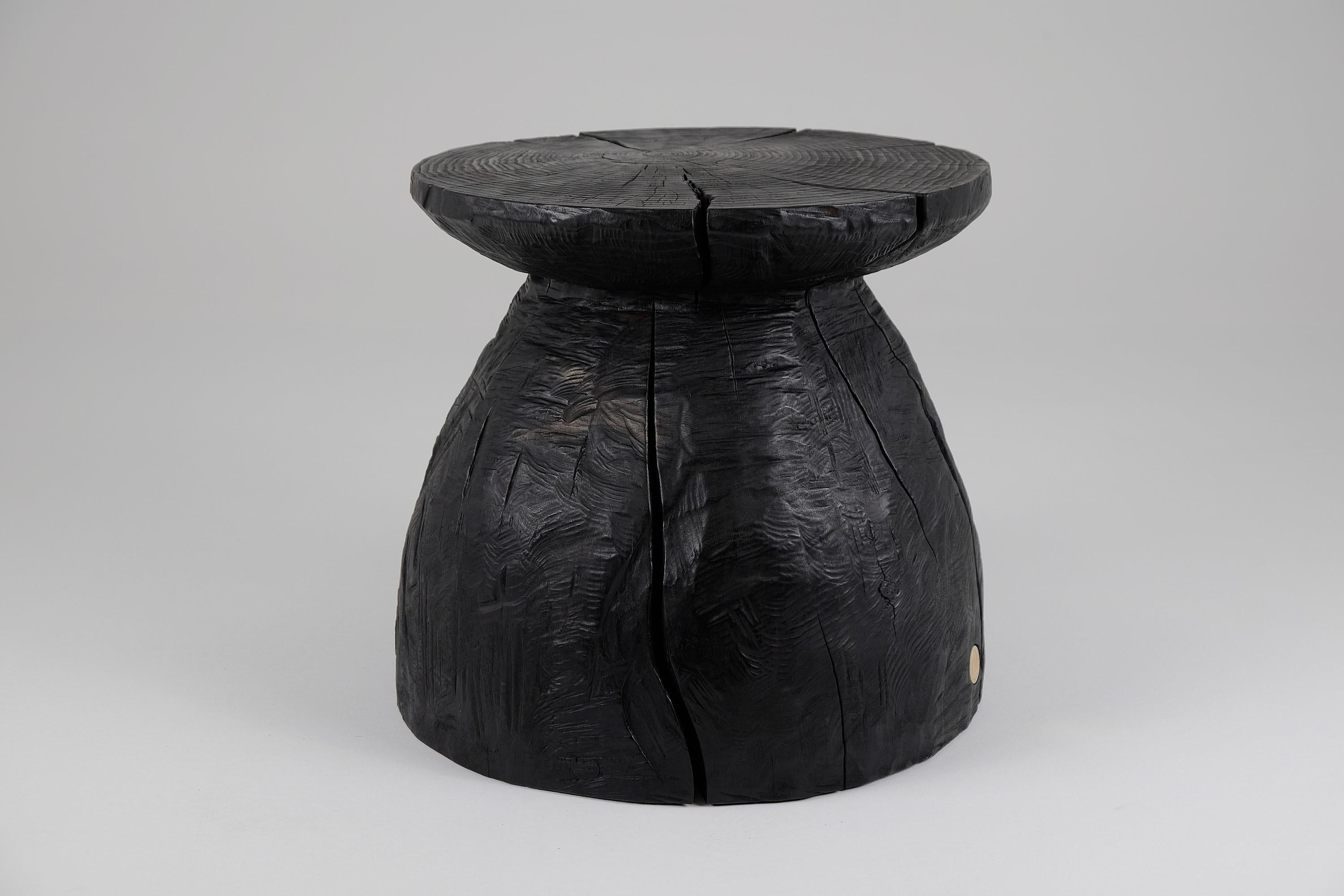 Logniture, Table basse sculpturale rustique, Bois noir brûlé, Unique en vente 2