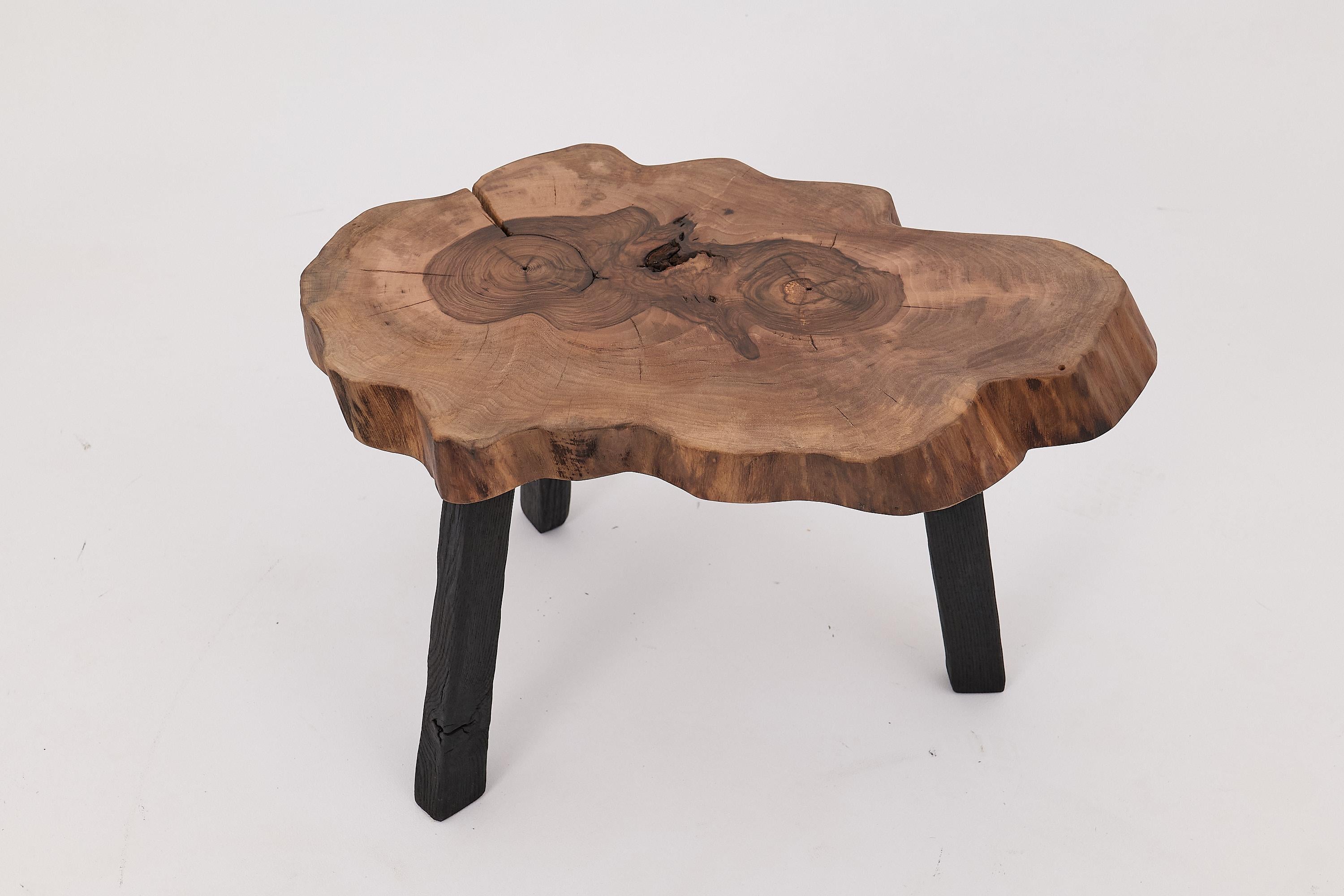 Croate Logniture, Table basse rustique sculpturale, Noyer & Oak Oak noir brûlé, Unique en vente