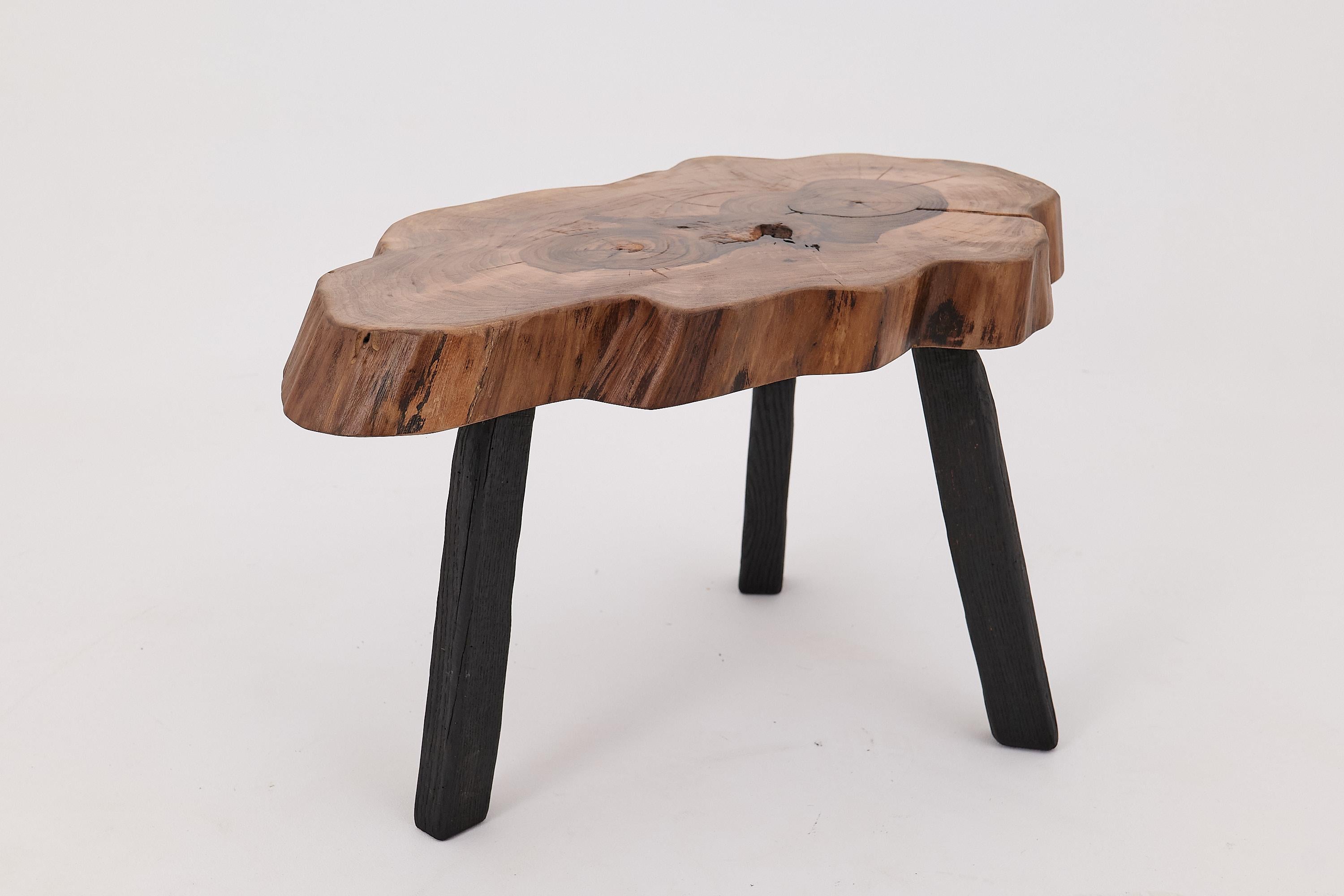 Sculpté Logniture, Table basse rustique sculpturale, Noyer & Oak Oak noir brûlé, Unique en vente