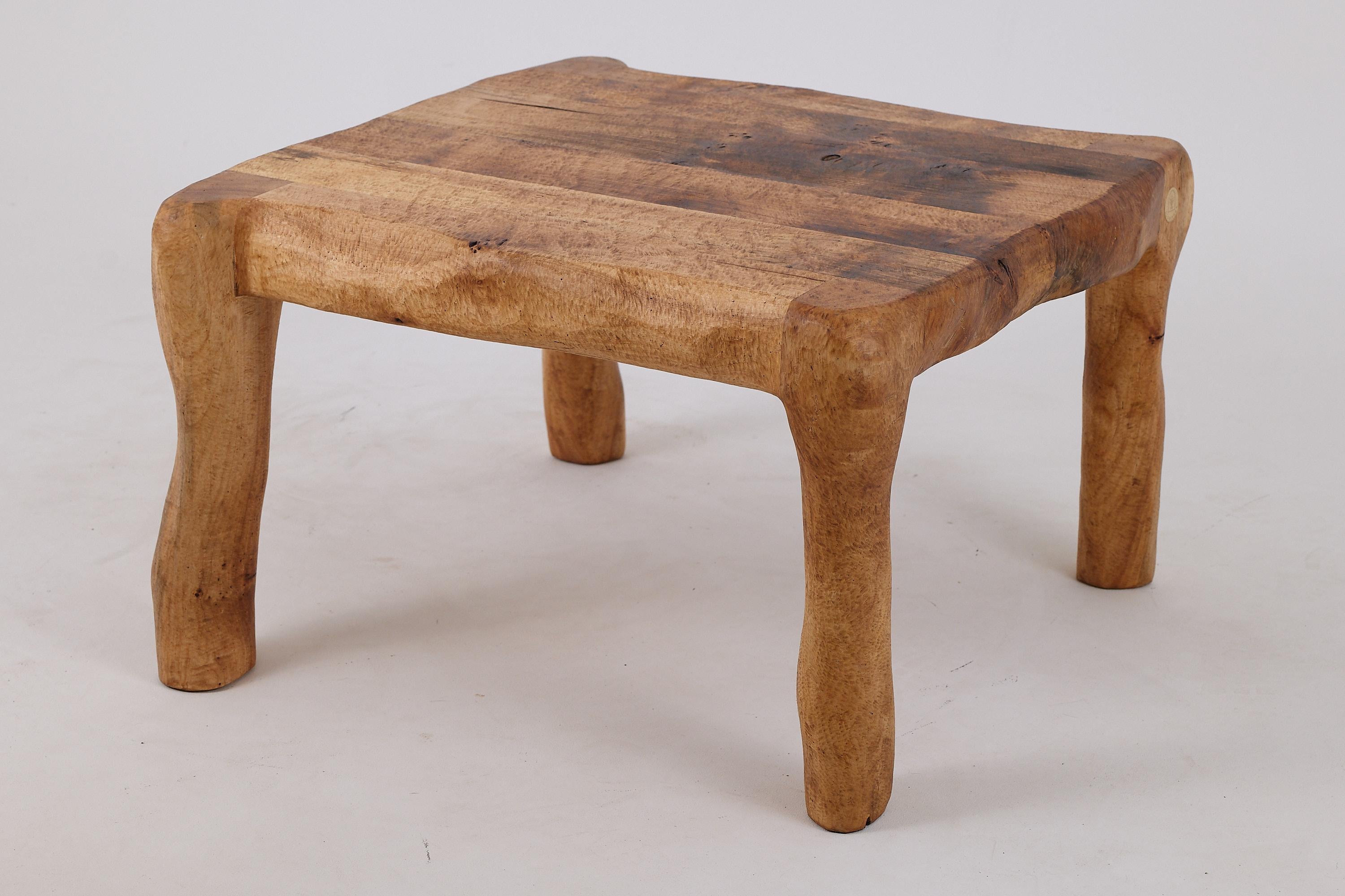Découvrez le charme de cette table basse en bois fabriquée à la main, une pièce qui allie harmonieusement fonctionnalité et expression artistique. Chaque table est fabriquée avec soin, mettant en valeur la beauté naturelle du bois et ses