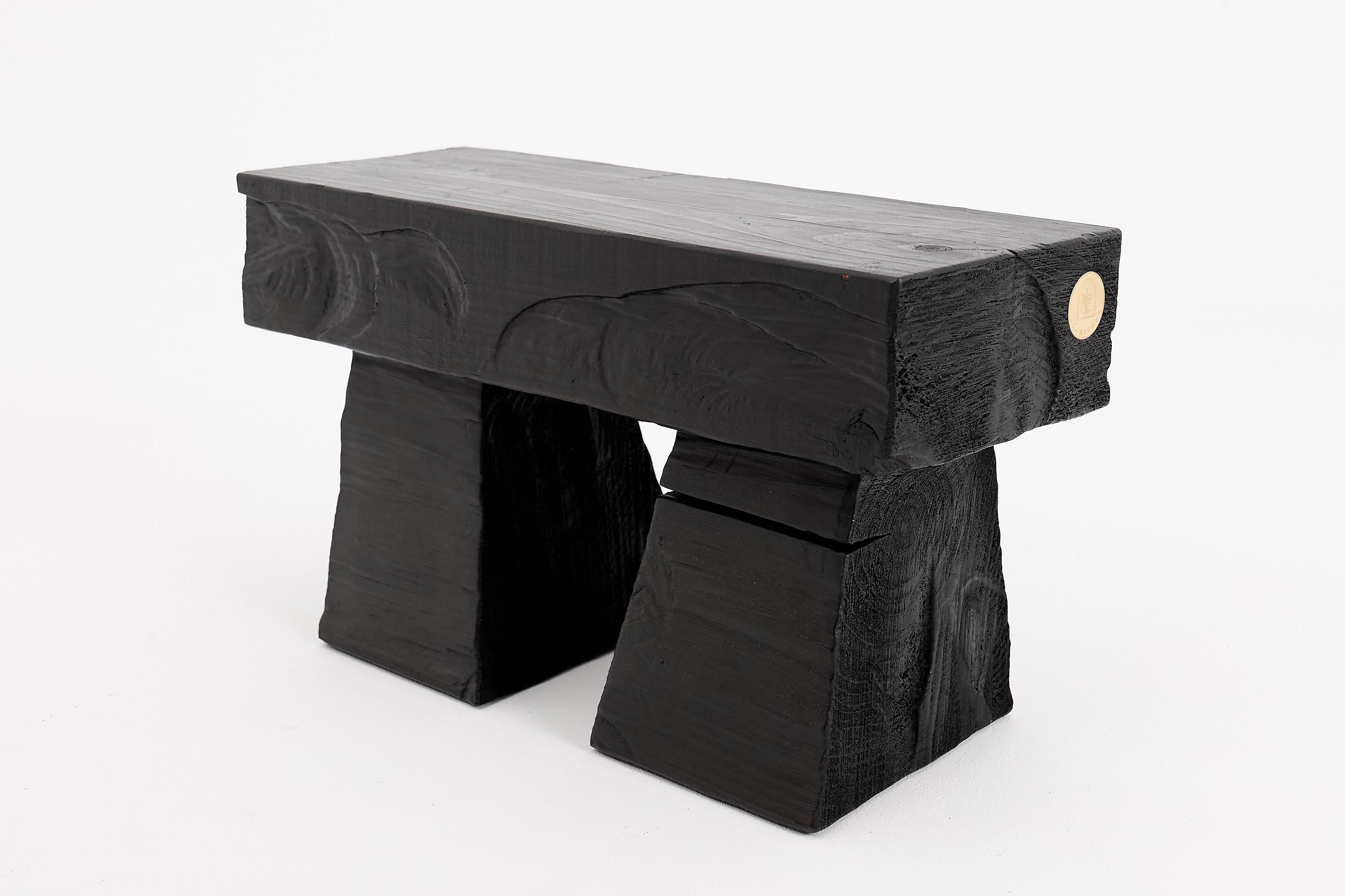 Brutalismo Logniture, sgabello scultoreo in legno annerito con un audace design architettonico in vendita