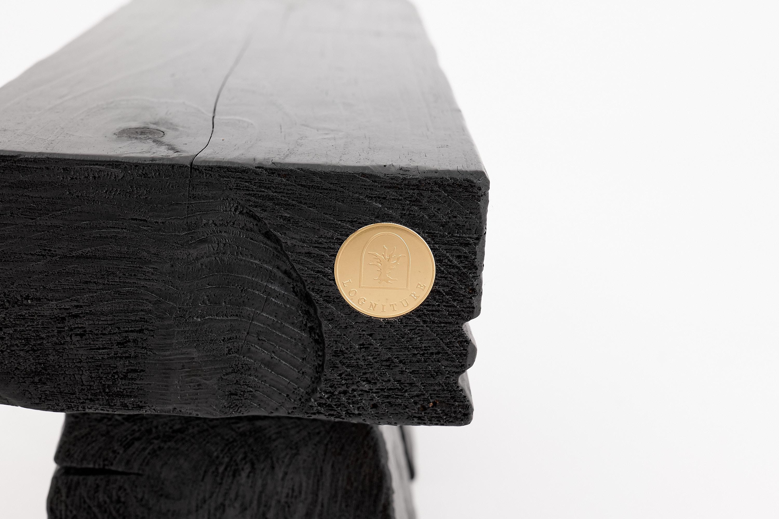 Croato Logniture, sgabello scultoreo in legno annerito con un audace design architettonico in vendita