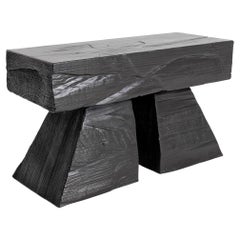 Logniture, skulpturaler Hocker aus geschwärztem Holz mit kühnem architektonischem Design