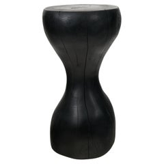Logniture, Skulpturaler Beistelltisch,  Beistelltisch, Schwarz gebranntes Holz, geschnitzt, Unikat