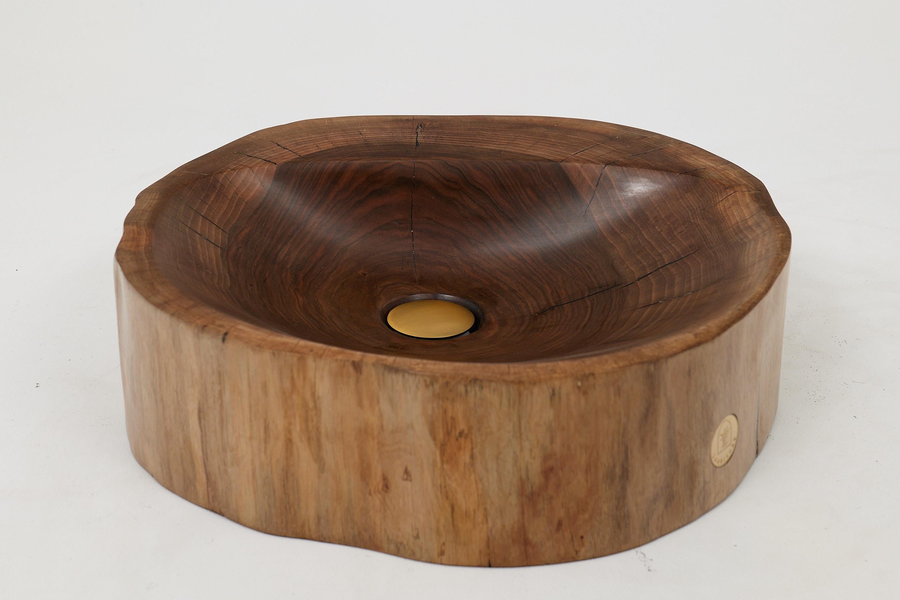 Lavabo de madera único, hecho a mano y tallado por un artista a partir de una sola pieza de madera de nogal con herramientas básicas de tallado, de fácil mantenimiento. Ideal para cualquier interior, ya sea moderno o rústico, encajará a la