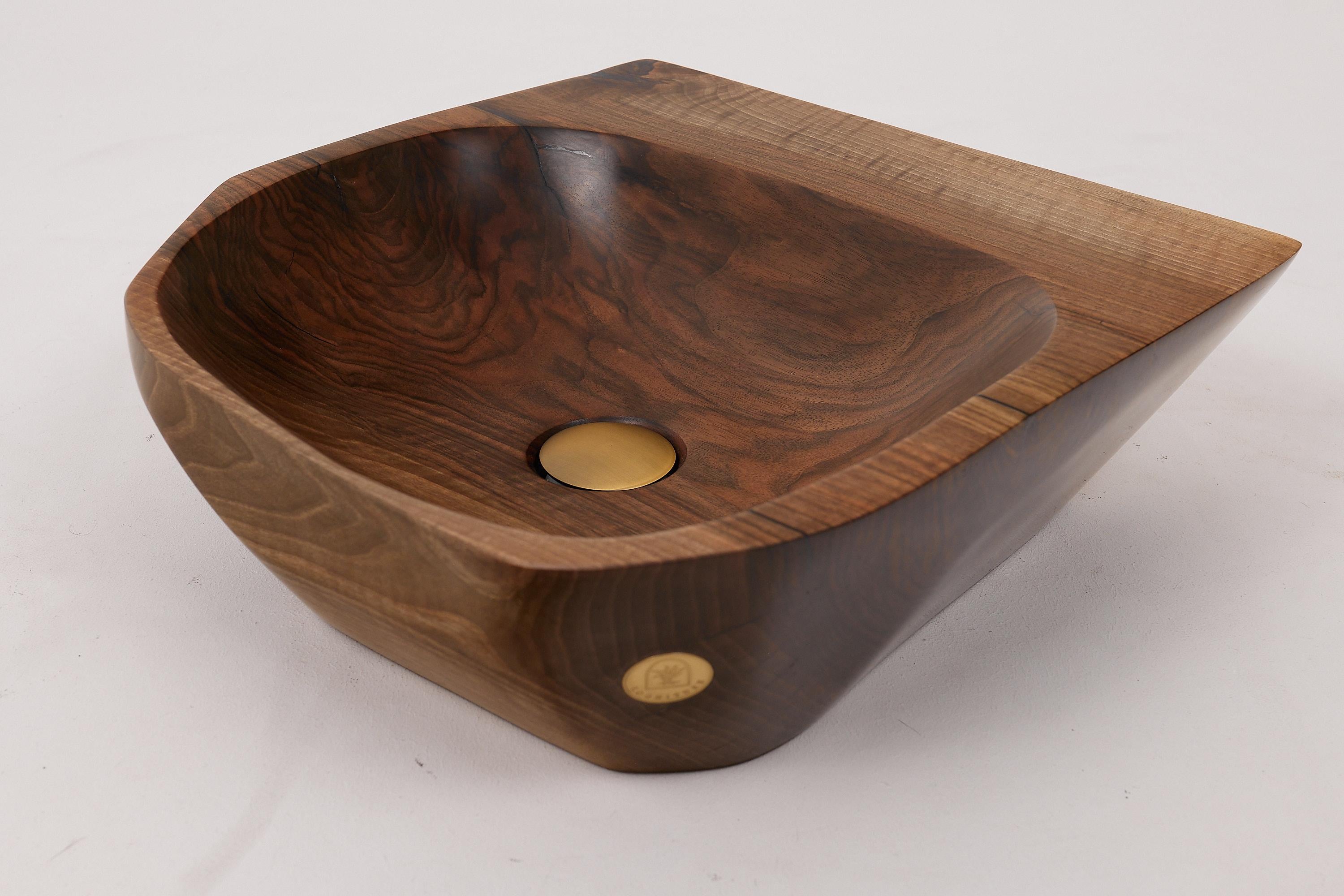 Lavabo de madera único, hecho a mano y tallado por un artista a partir de una sola pieza de madera de nogal con herramientas básicas de tallado, de fácil mantenimiento. Ideal para cualquier interior, ya sea moderno o rústico, encajará a la
