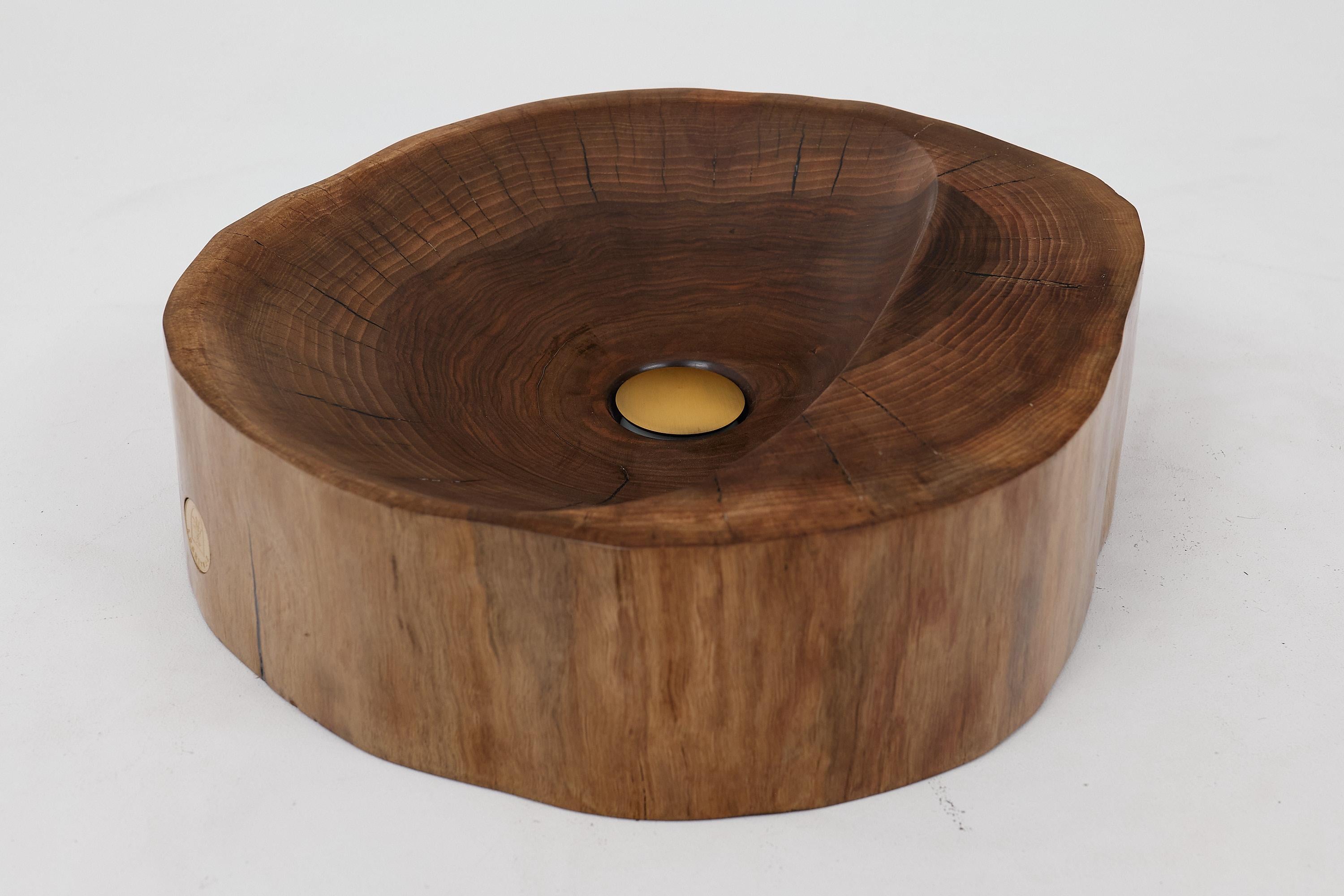 Mueble de tronco, Madera maciza de nogal tallada, Lavabo de baño, Trabajo original hecho a mano en Nuevo estado para la venta en Stara Gradiška, HR