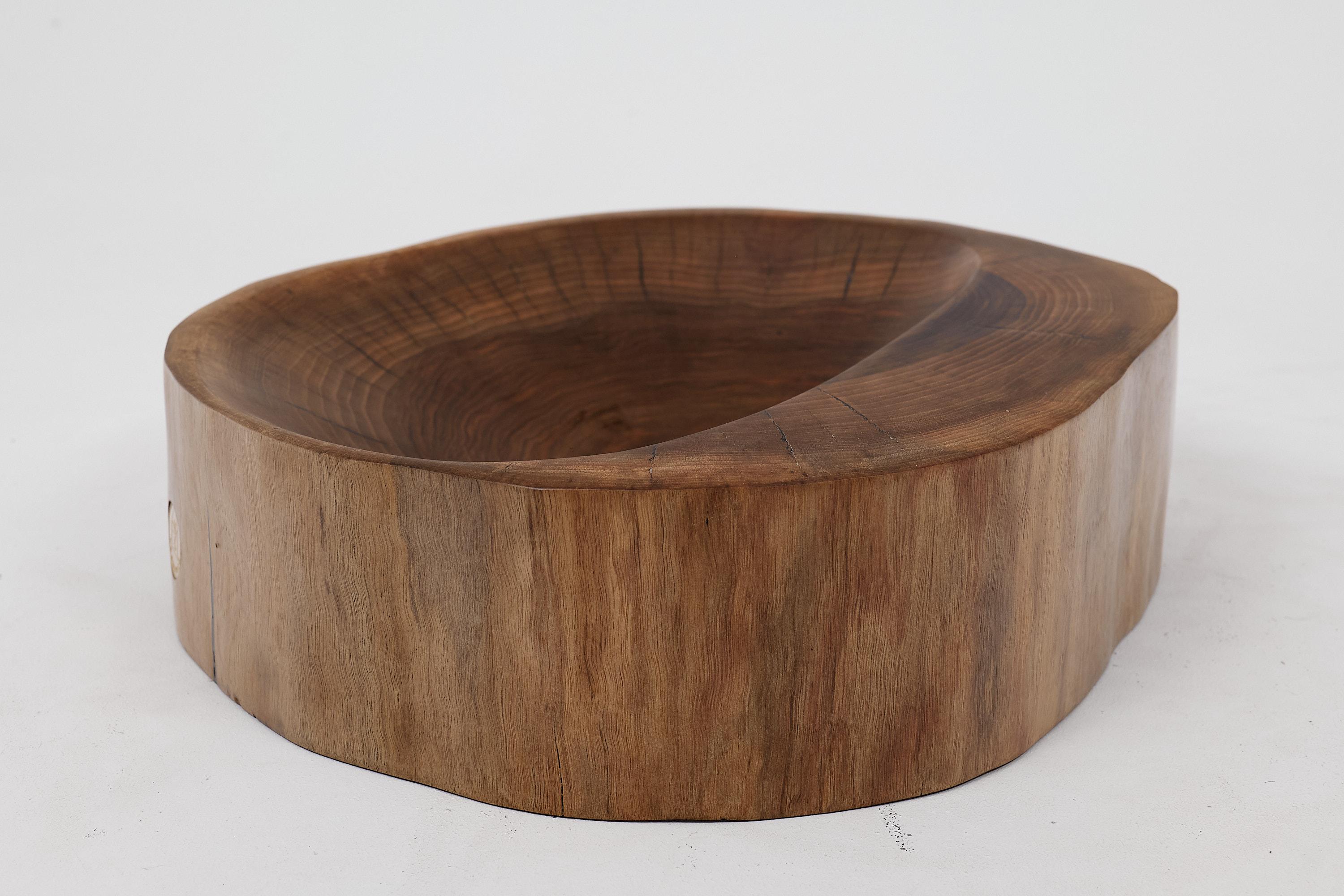 Mueble de tronco, Madera maciza de nogal tallada, Lavabo de baño, Trabajo original hecho a mano Siglo XXI y contemporáneo en venta