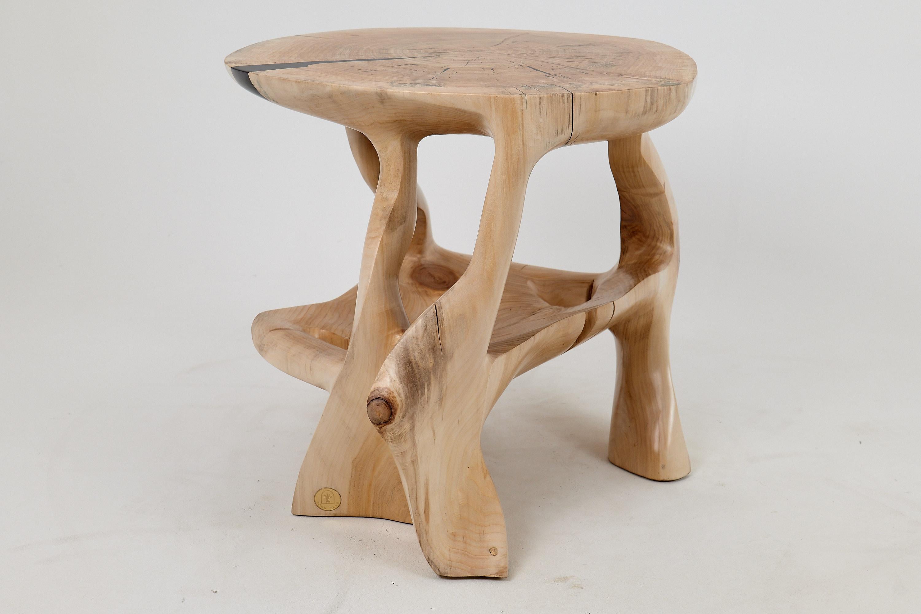 Domus ist ein Couchtisch, der aus einem einzigen Holzblock hergestellt wird. Dieser Couchtisch soll neben einem warmen Kamin stehen, einem Ort, an dem die ganze Familie zusammenkommt und an langen Winterabenden Geschichten erzählt. Funktionelle