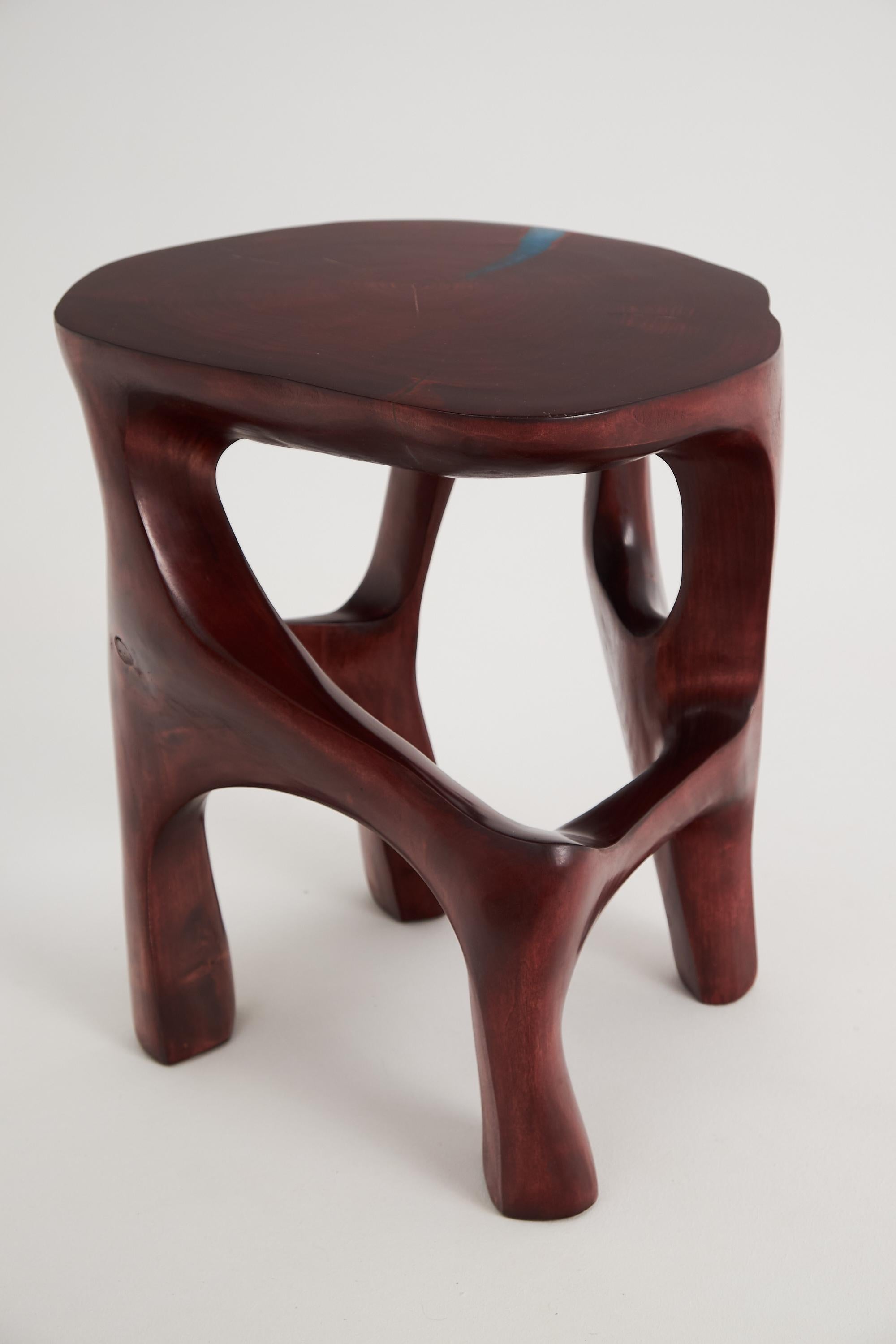 Tavolino, tavolino e sgabello scultoreo in legno intagliato, unico nel suo genere. Scolpito da un unico pezzo di legno, tinto di rosso e protetto con oli di altissima qualità, garantisce la durata per generazioni. Un design unico fatto a mano che
