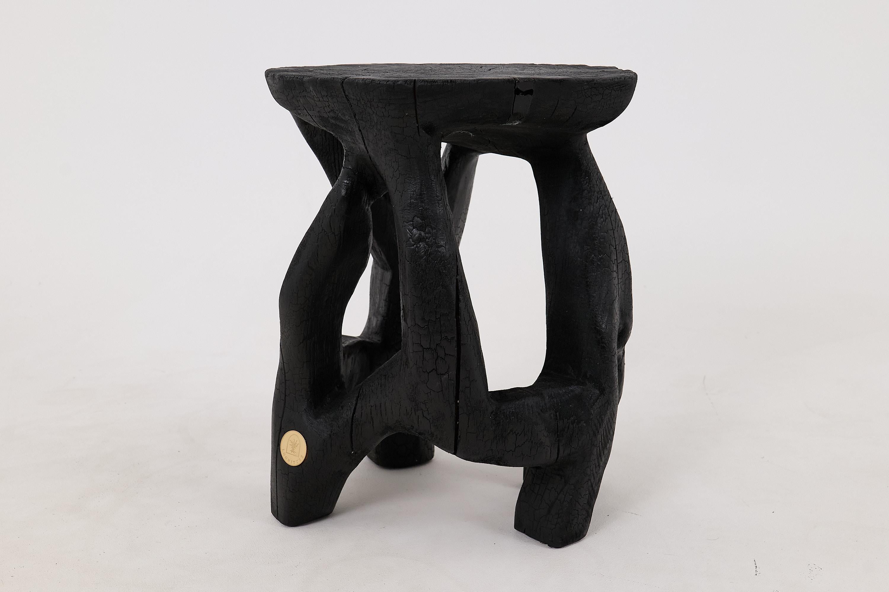 Logniture, Skulpturaler Beistelltisch aus Massivholz, geschliffenes schwarzes Holz, Satyrs im Angebot 3
