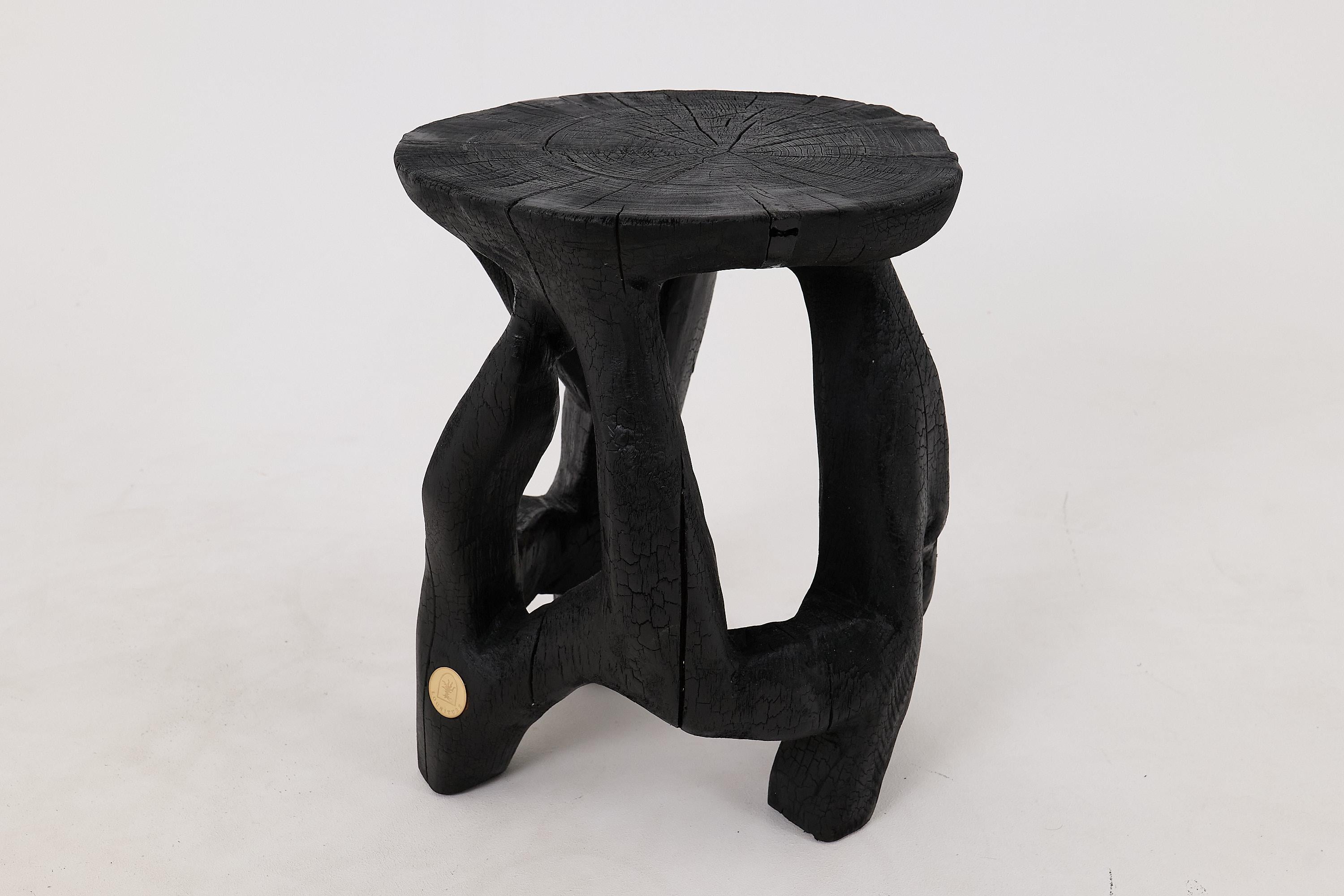 Logniture, Skulpturaler Beistelltisch aus Massivholz, geschliffenes schwarzes Holz, Satyrs im Angebot 4